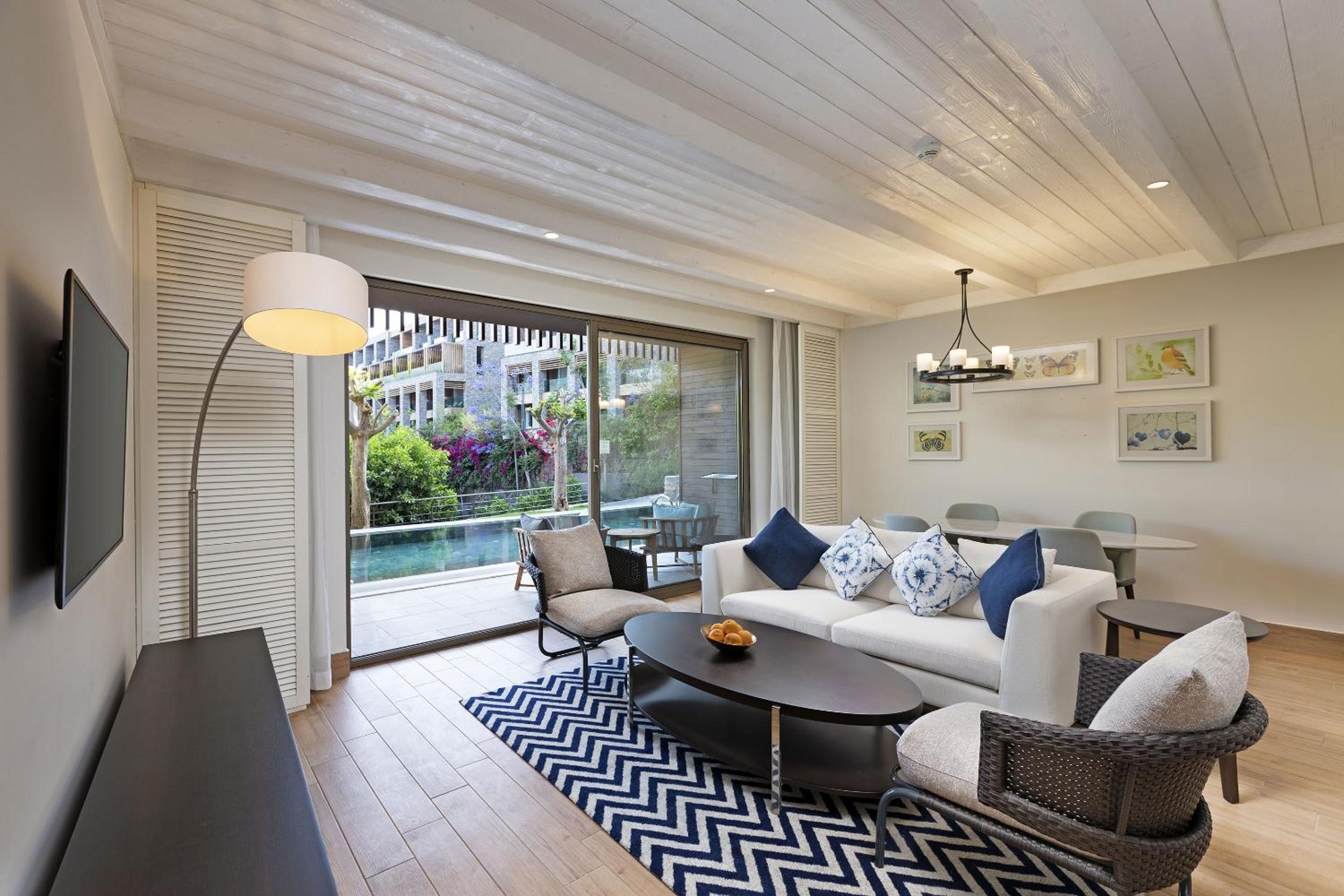 Swim-Up Family Suite