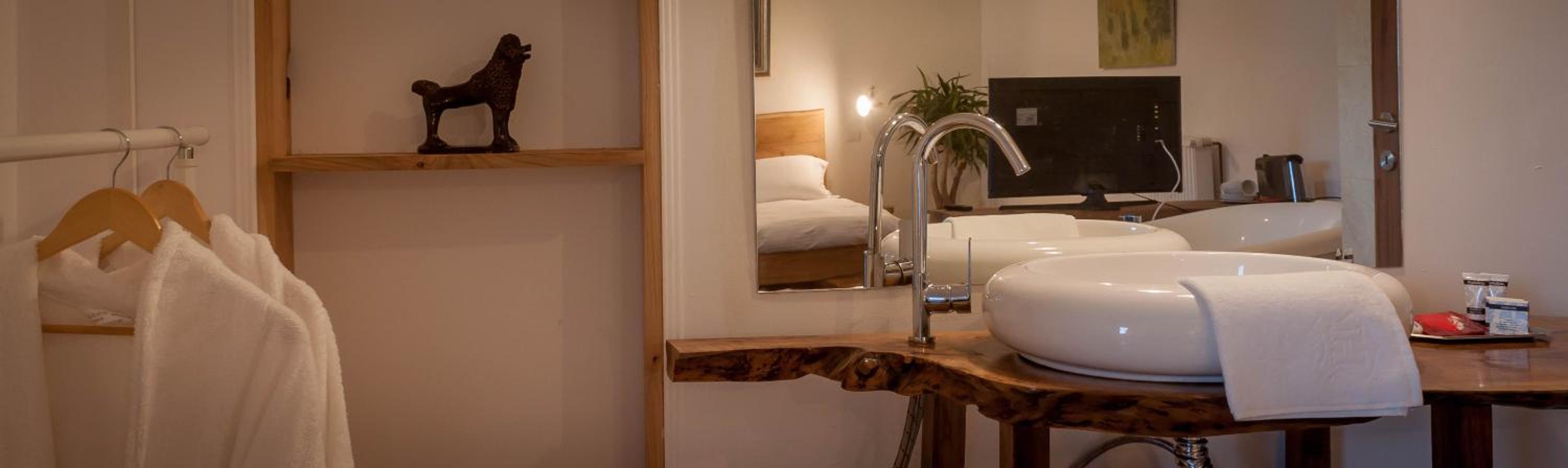 Deluxe King Room - Photo 10