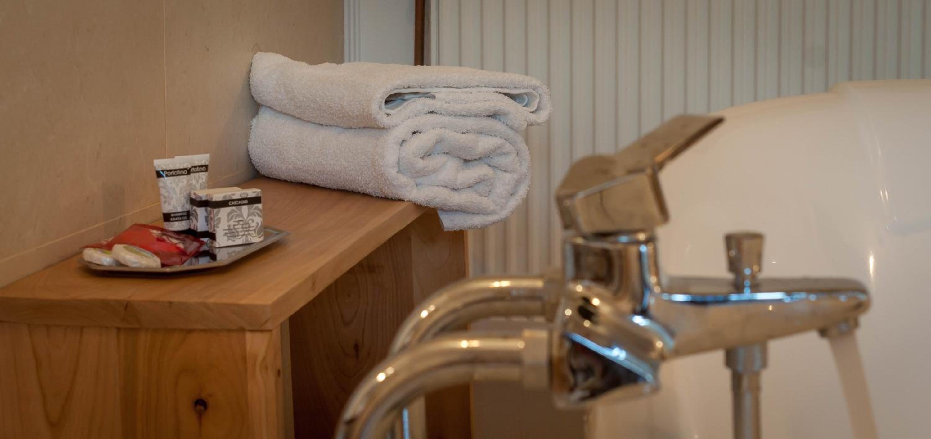 Deluxe King Room - Photo 11