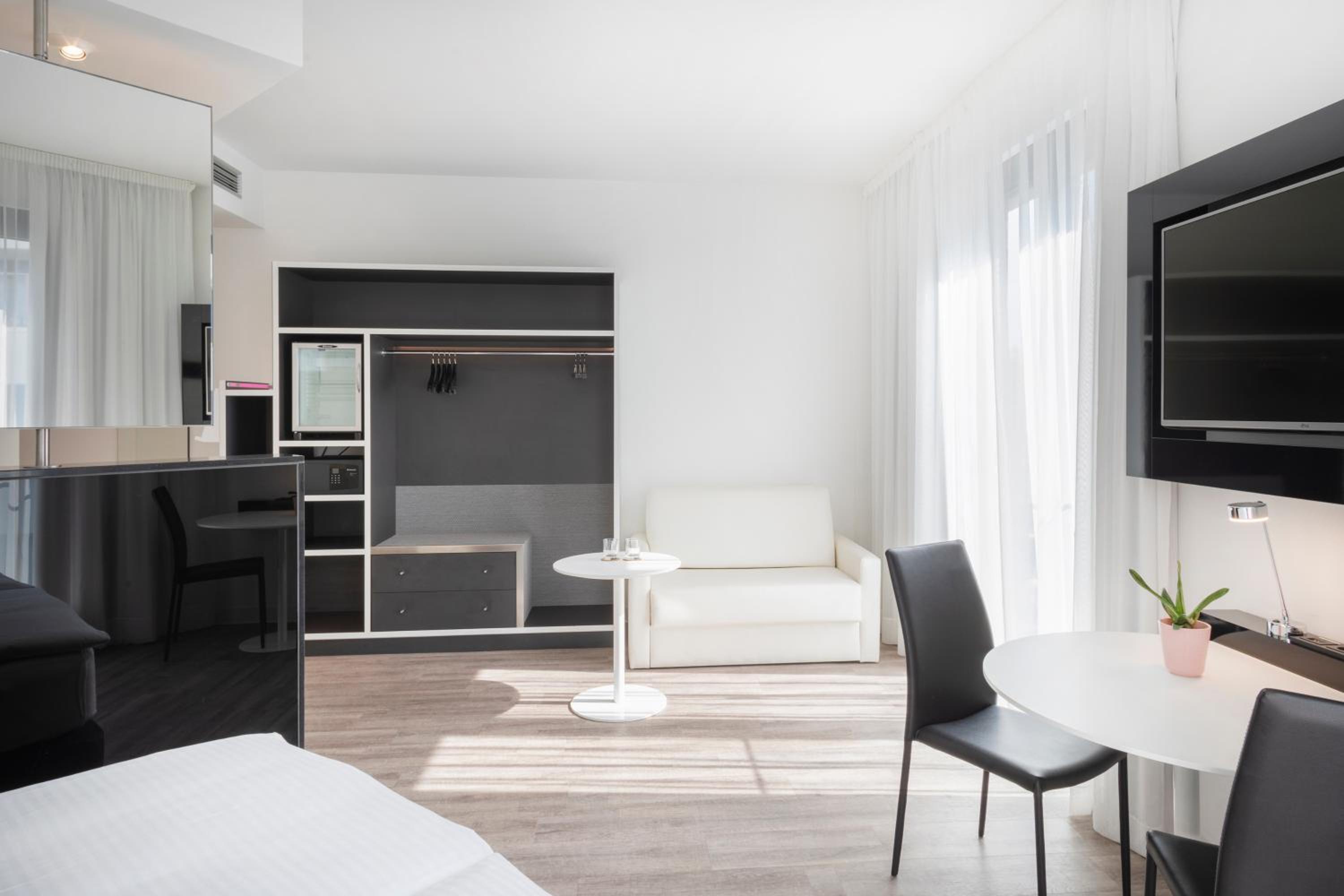 The INNSIDE Room - Extra Space