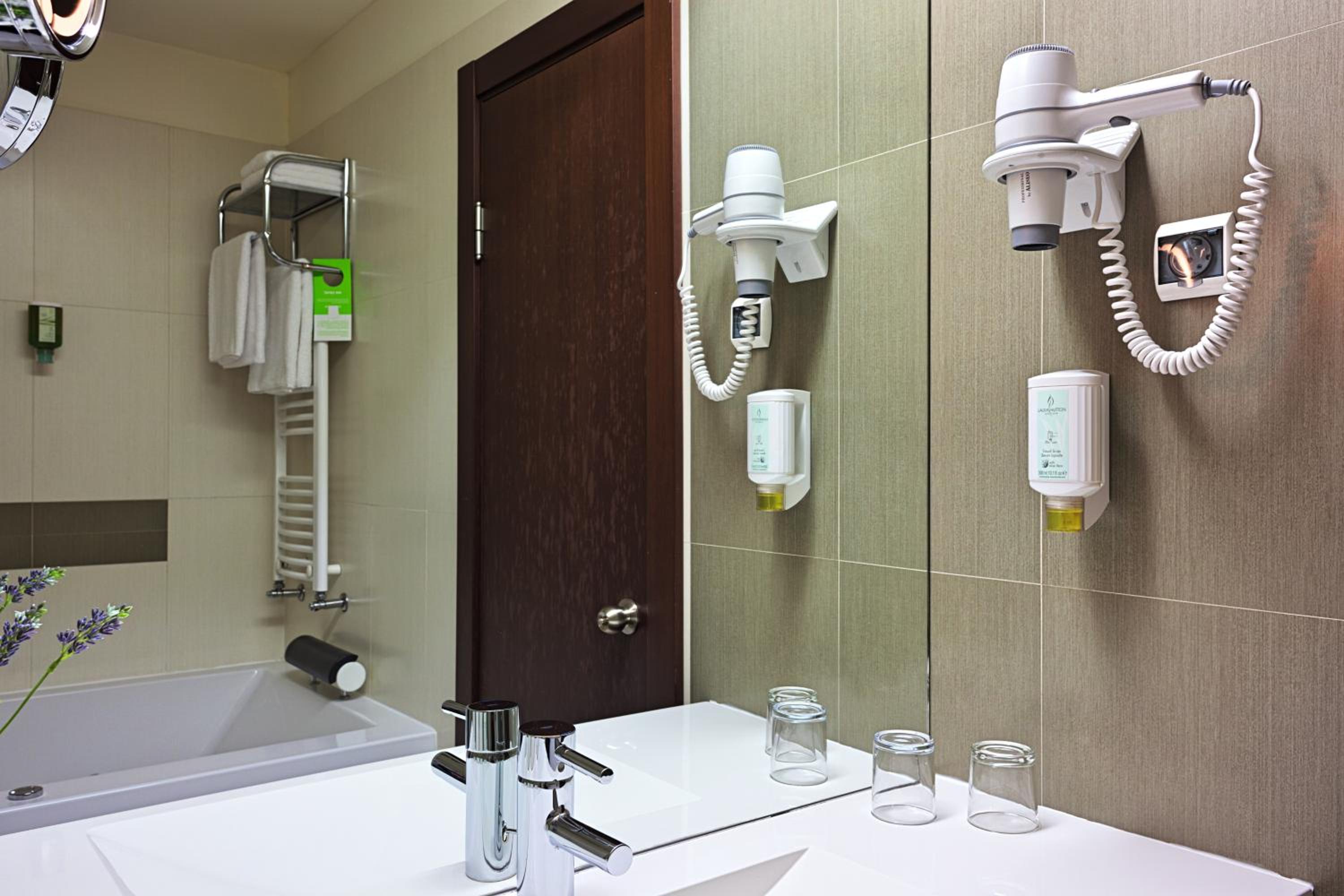 Standard Twin Room - Photo 4