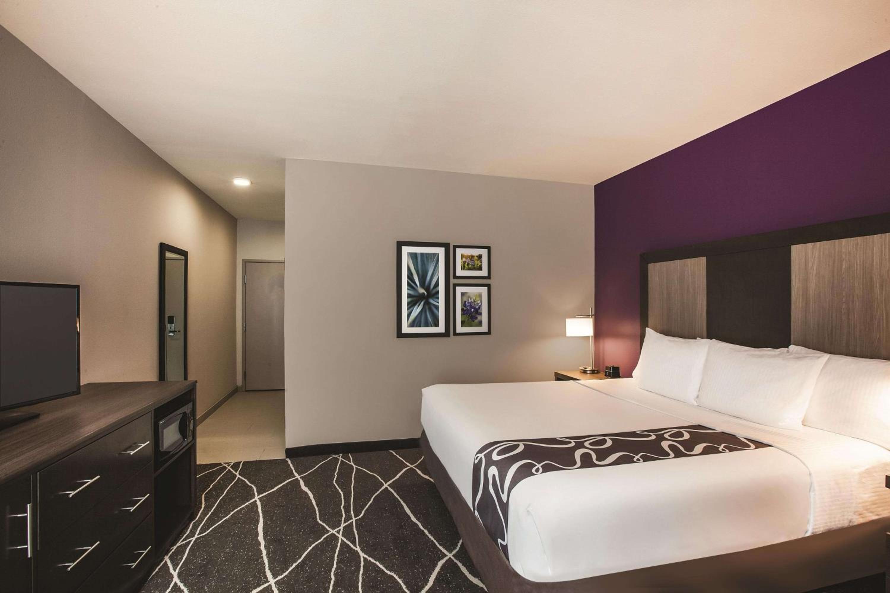 King Room with Bath Tub - Mobility/Hearing Accessible - Non-Smoking photo 2