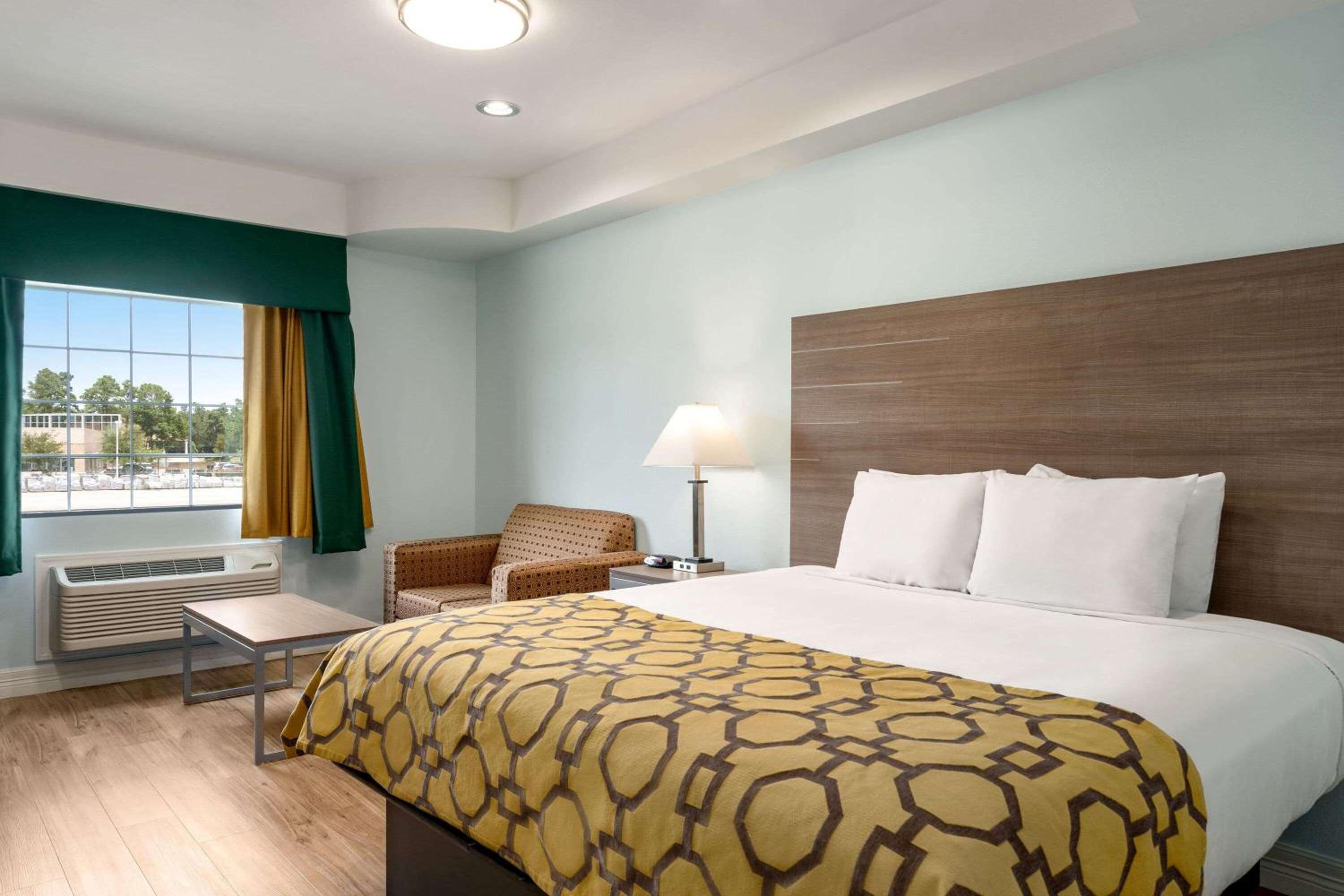 King Room - Non-Smoking - Photo 1