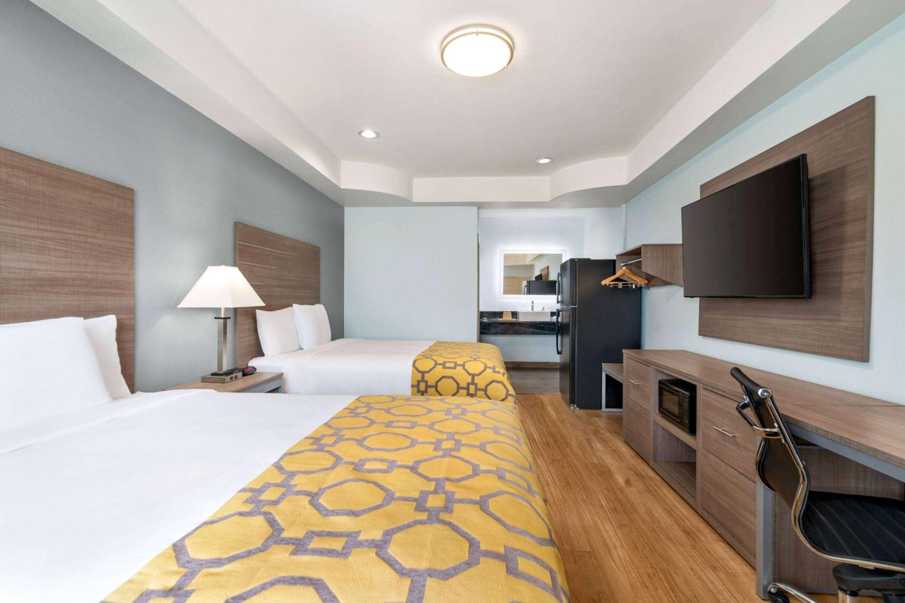 Queen Room with Two Queen Beds - Non-Smoking - Photo 1