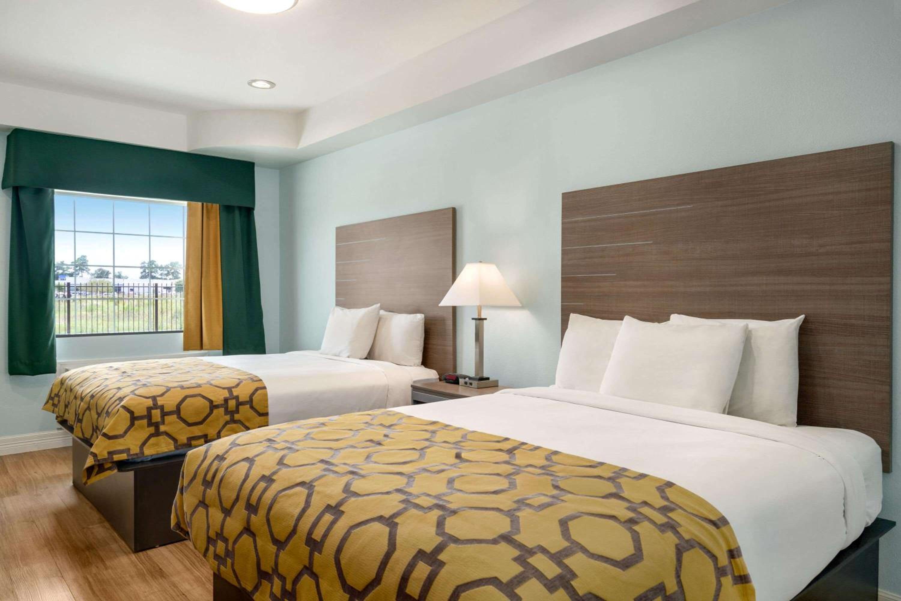 Queen Room with Two Queen Beds - Non-Smoking - Photo 2
