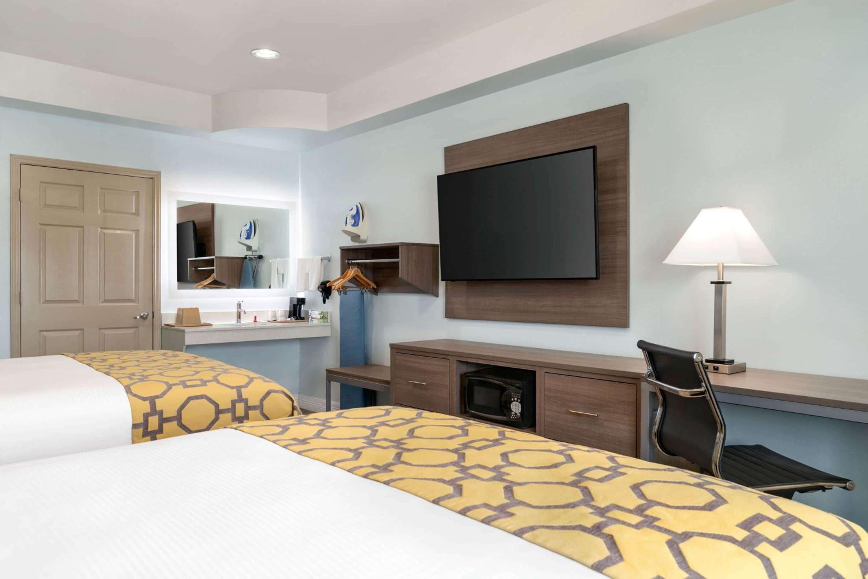 Queen Room with Two Queen Beds - Non-Smoking - Photo 4