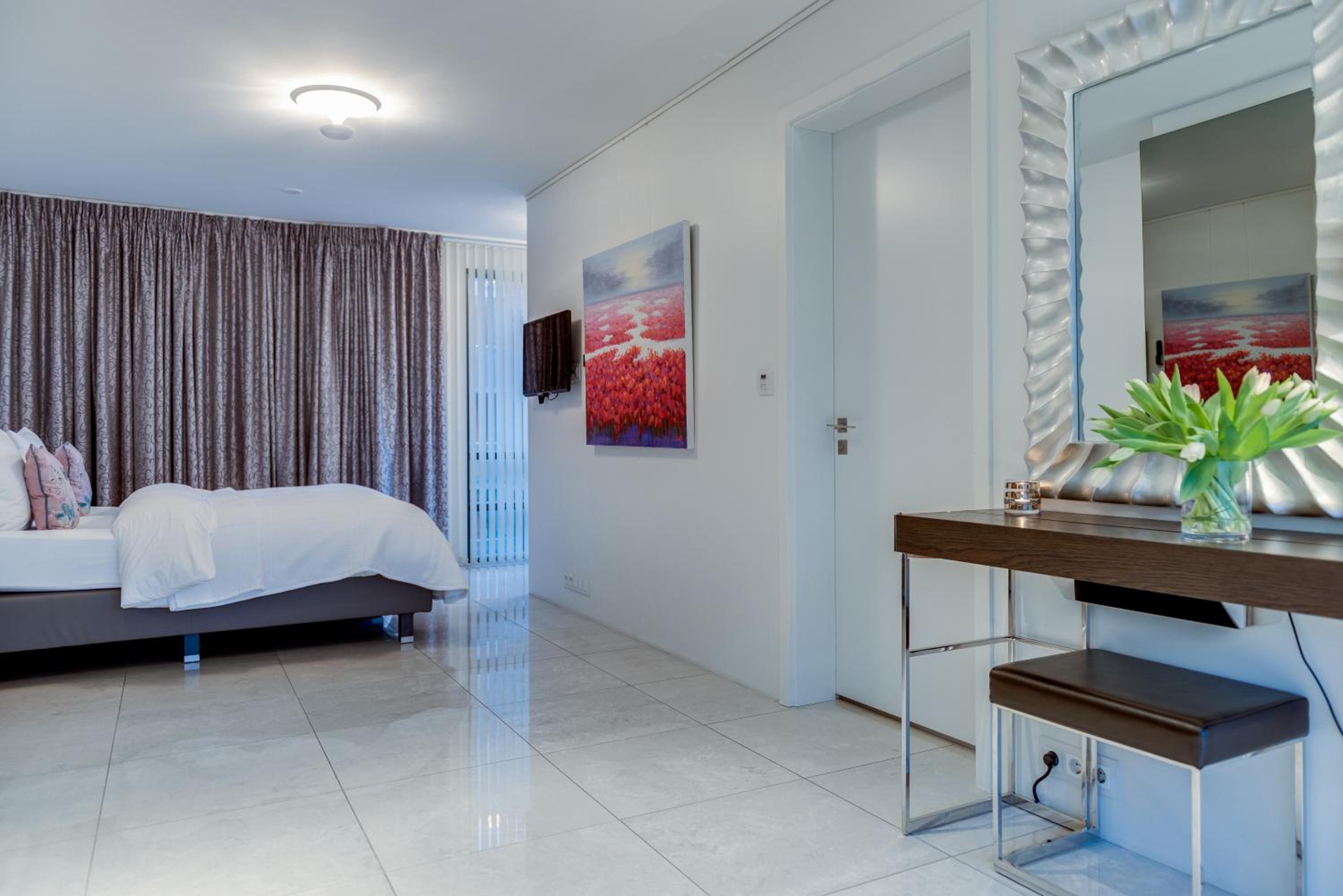 Deluxe One-Bedroom Suite with Balcony photo 3