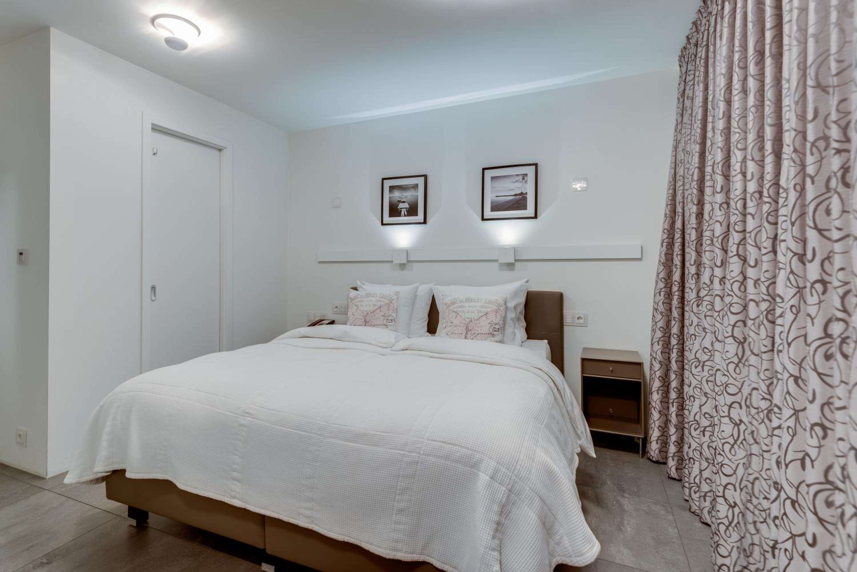 Deluxe Two-Bedroom Suite with Balcony - Photo 2