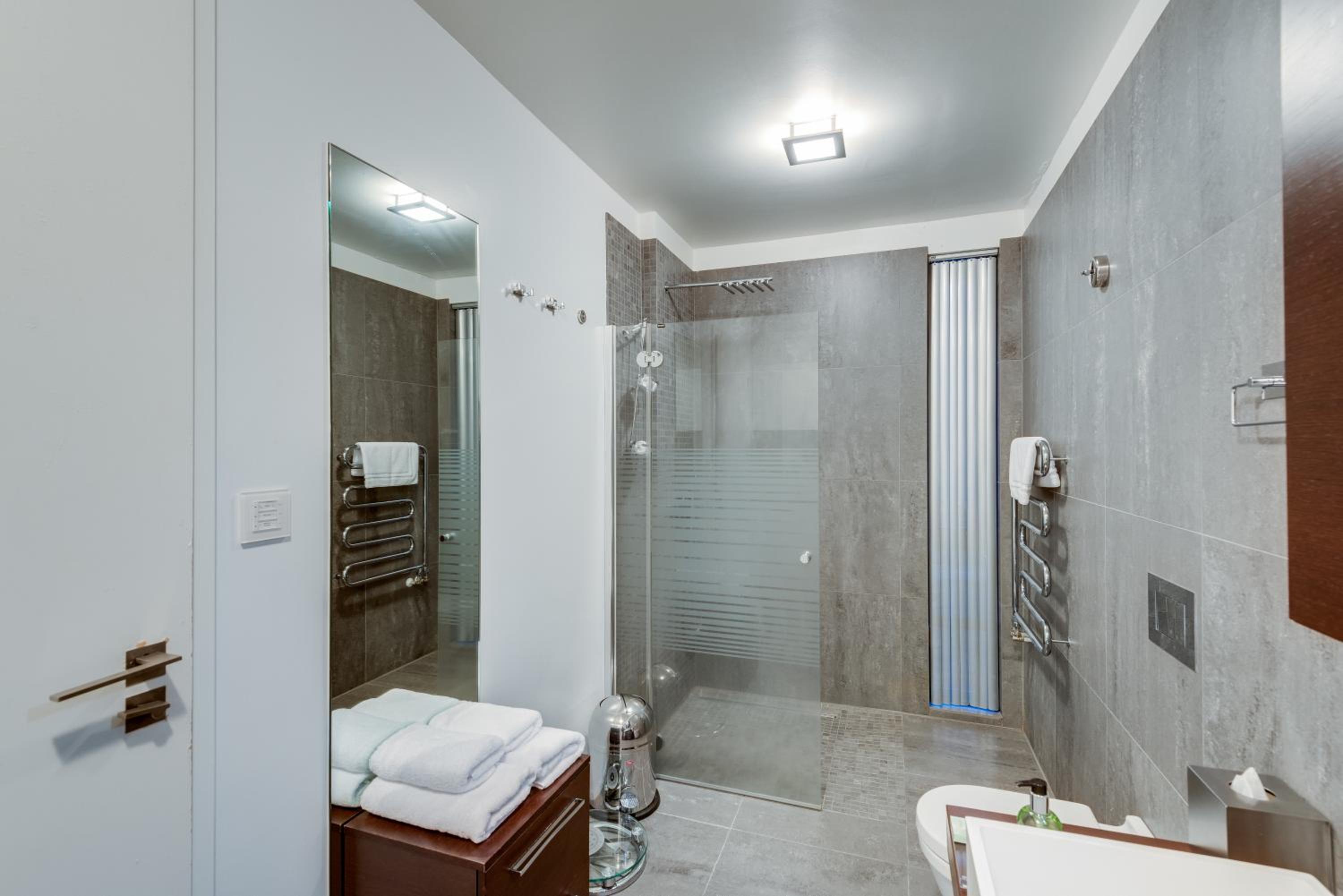 Deluxe Two-Bedroom Suite with Balcony - Photo 8