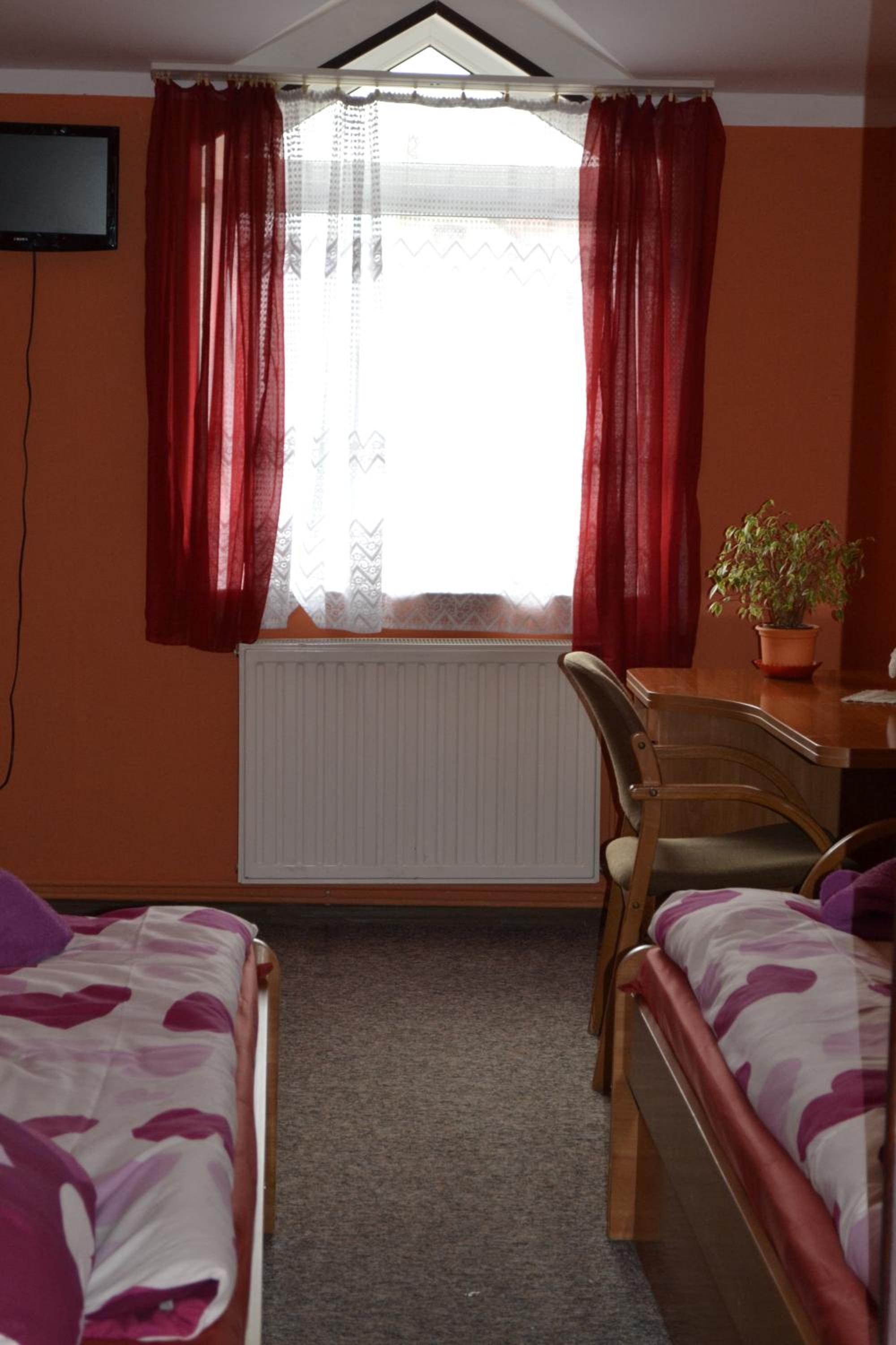 Twin Room - Photo 3