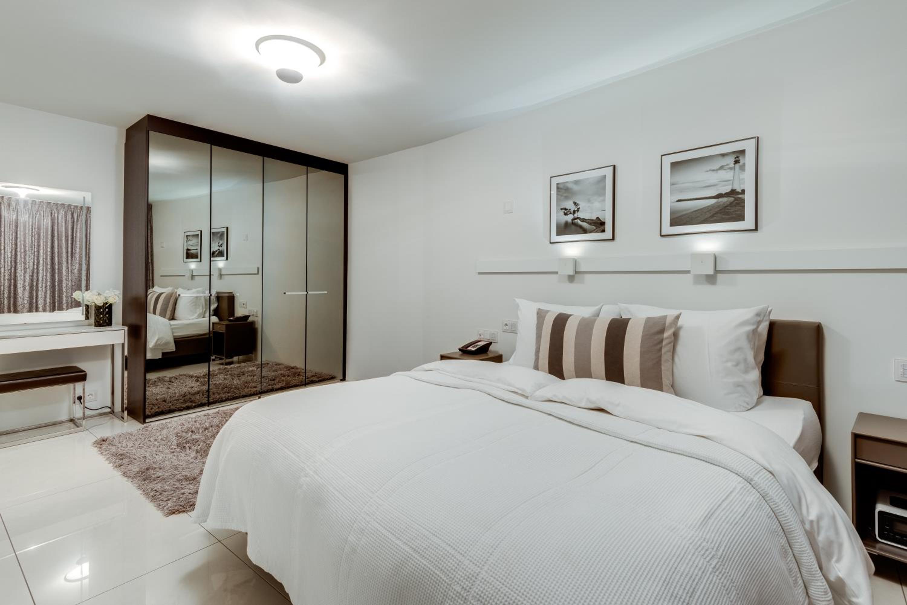 Penthouse Suite with Balcony - Photo 4