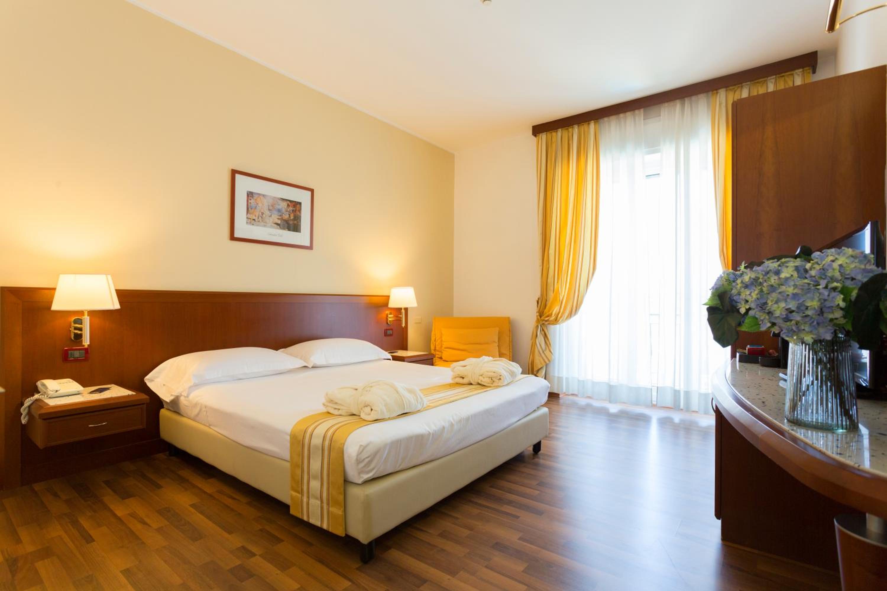 Deluxe Double Room with Balcony photo 2