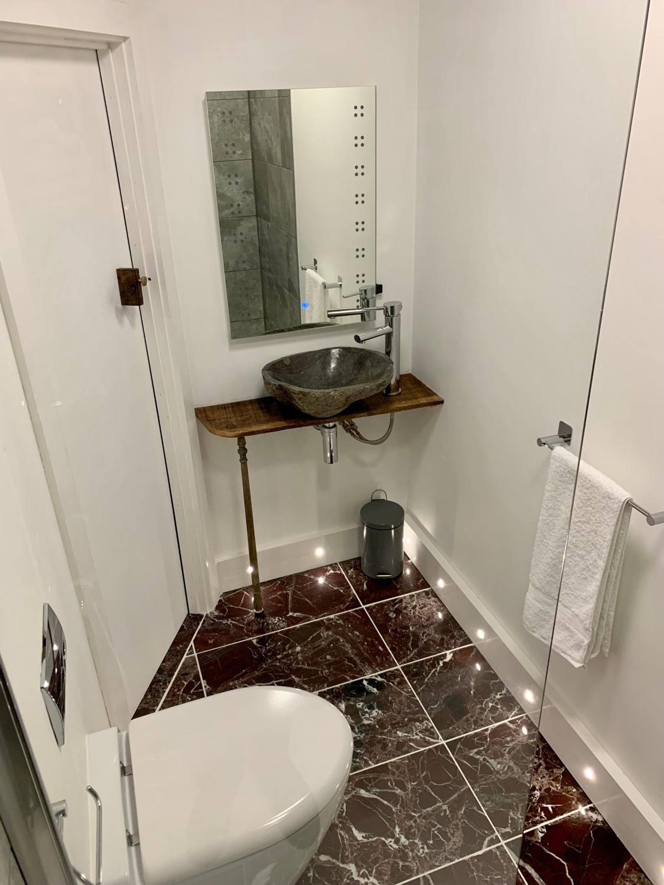 Apartment with Shower - Photo 8