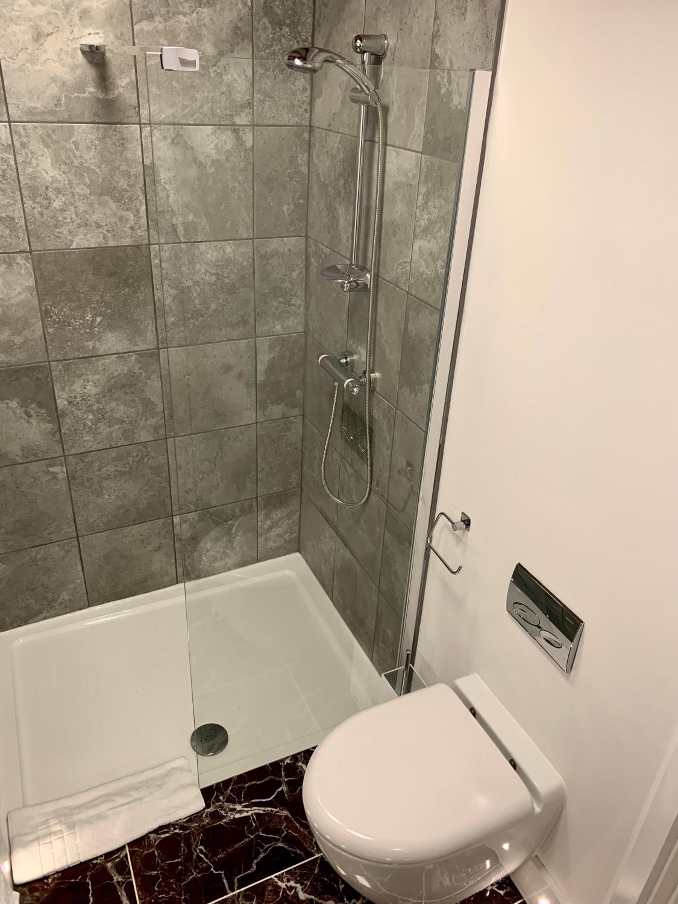 Apartment with Shower - Photo 9