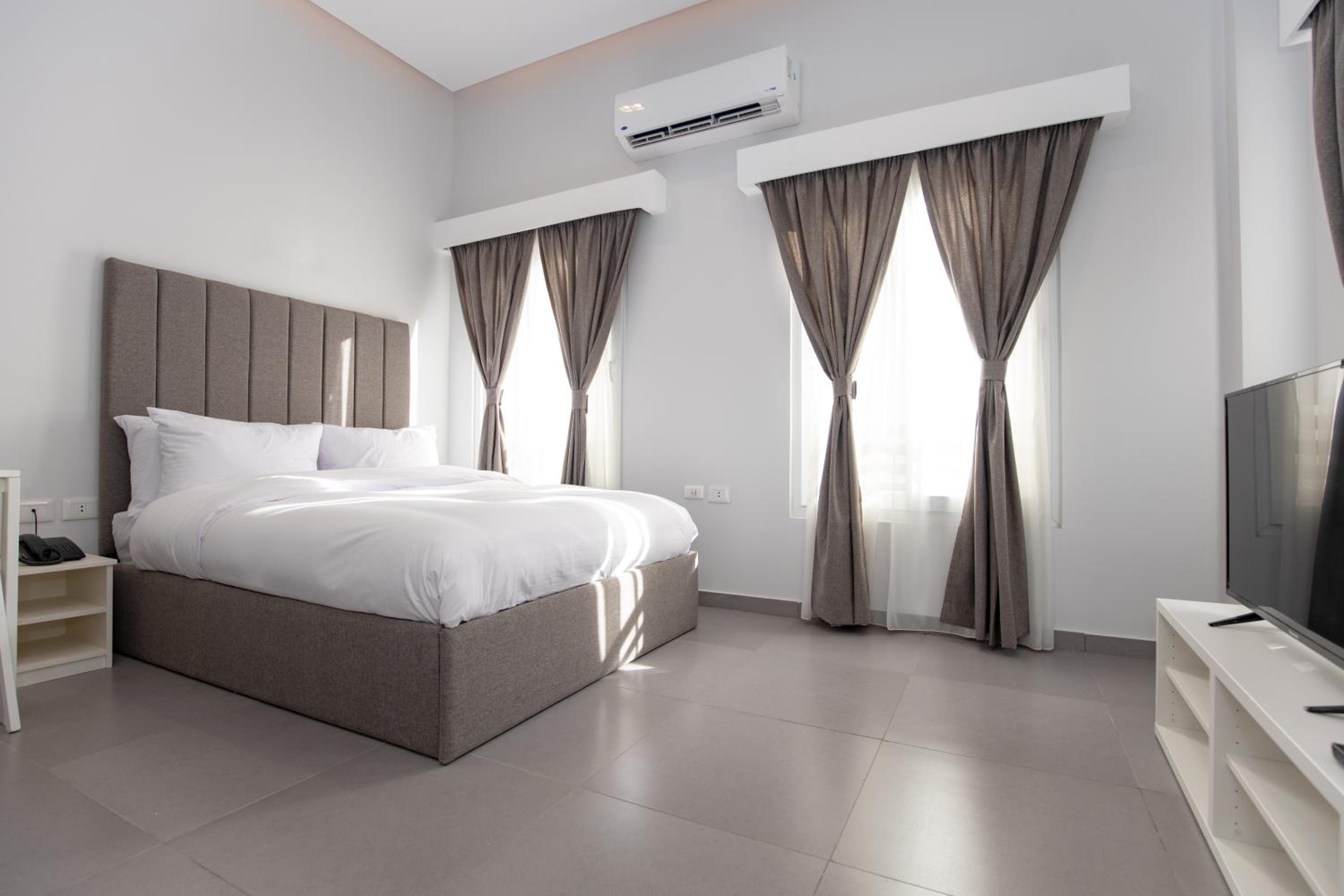 Deluxe Queen Room - Photo 33