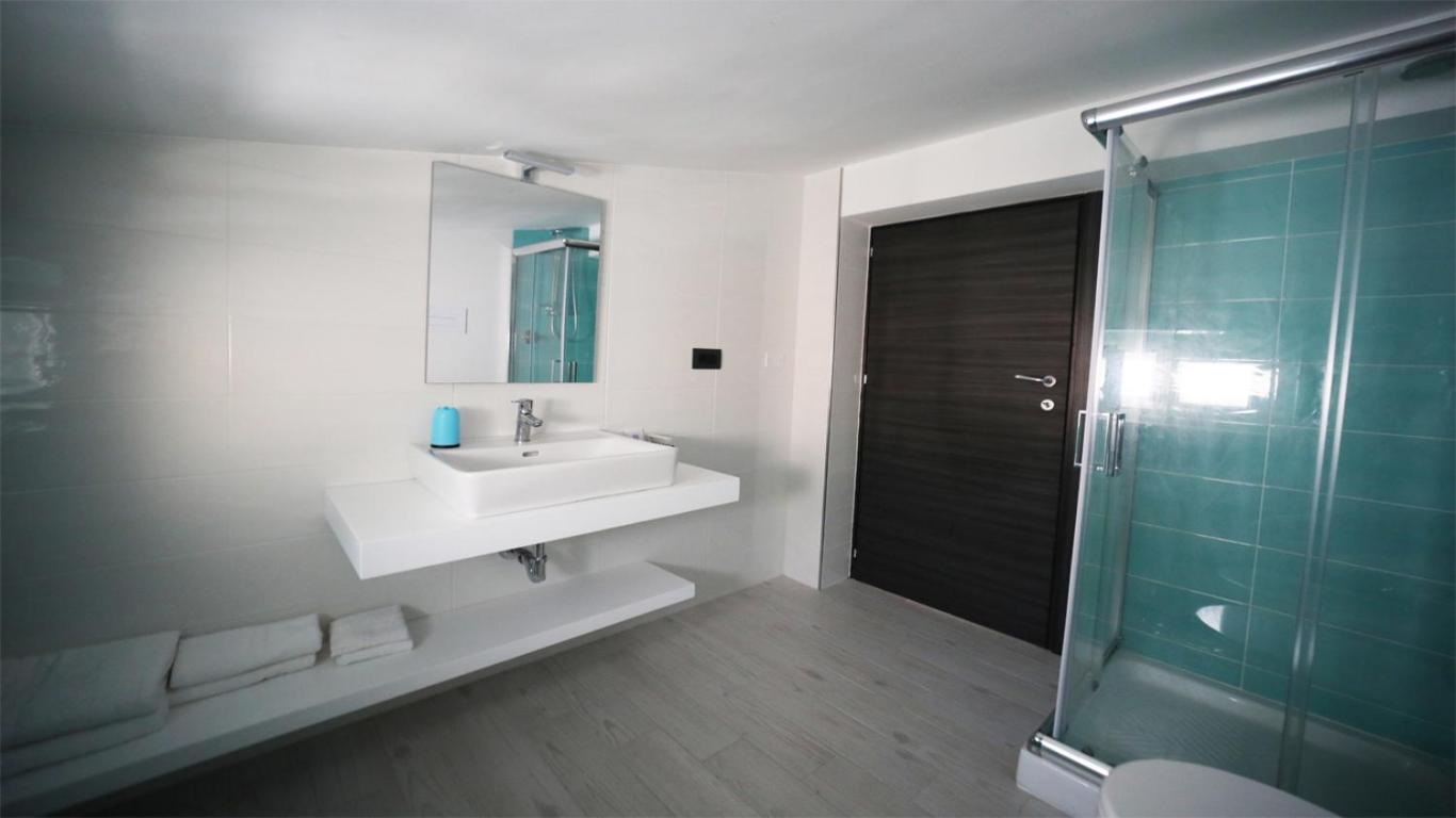 Deluxe Double Room with Balcony - Photo 7