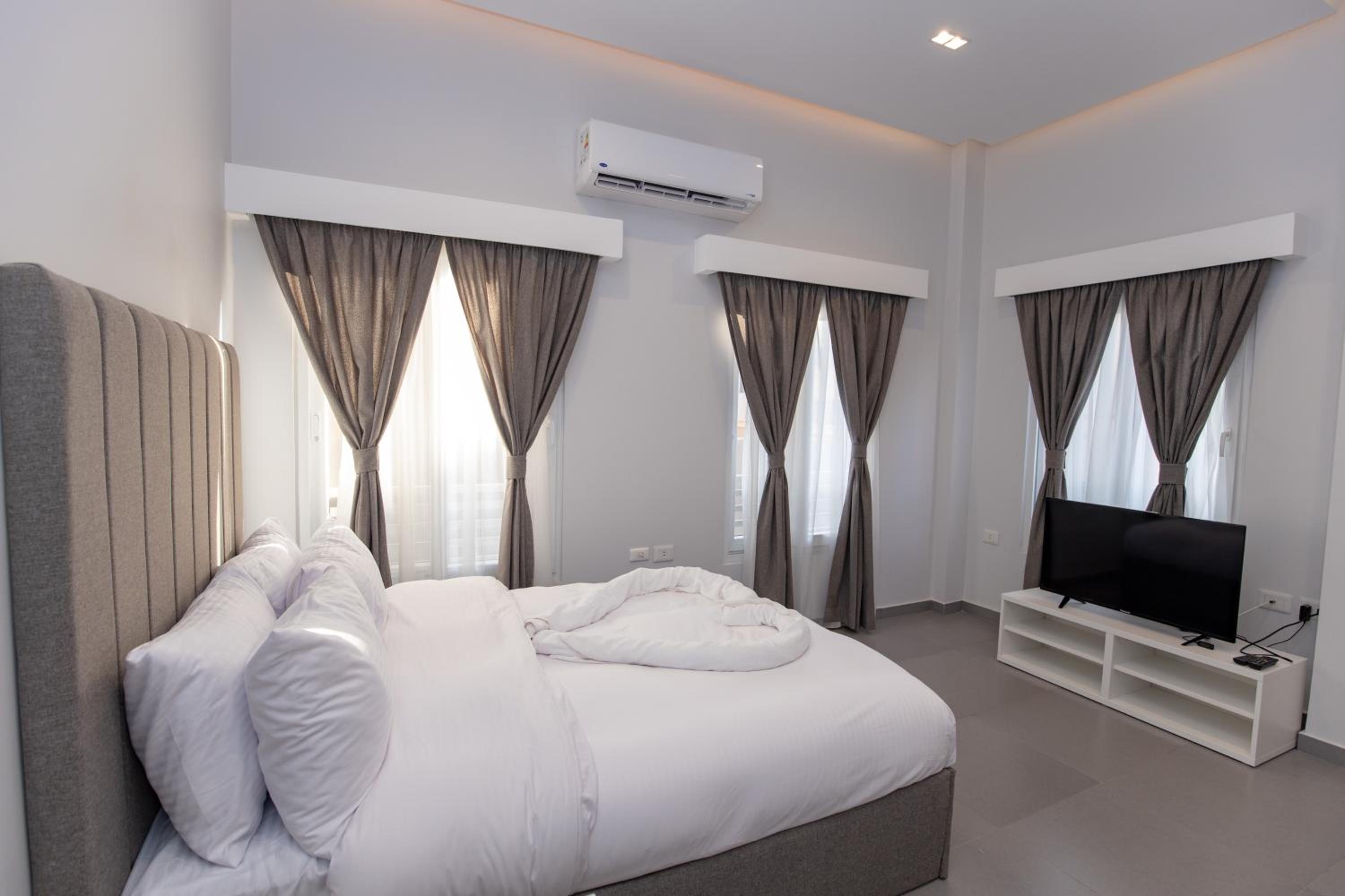Deluxe Queen Room - Photo 29
