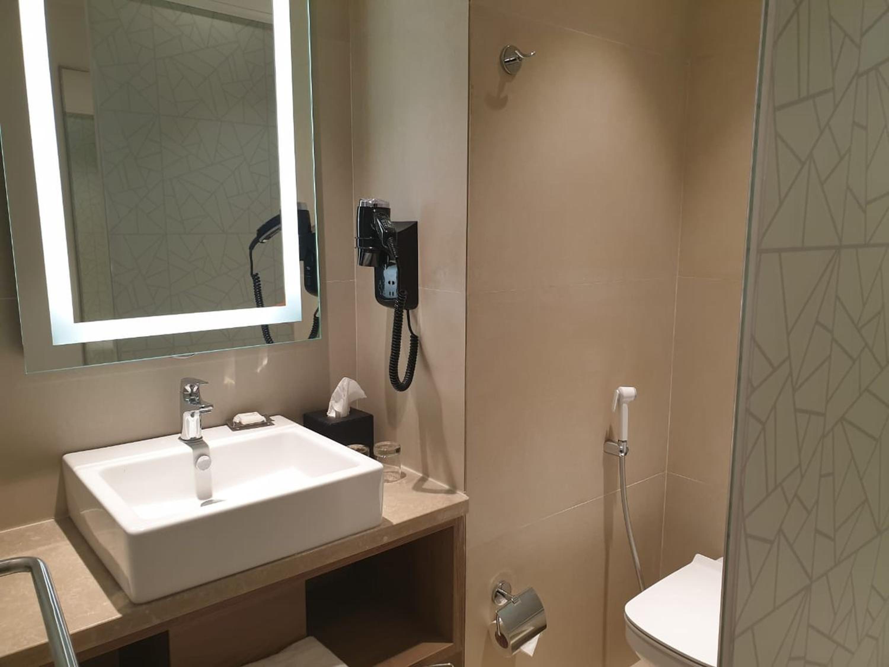 Standard King Room with City View - Photo 14