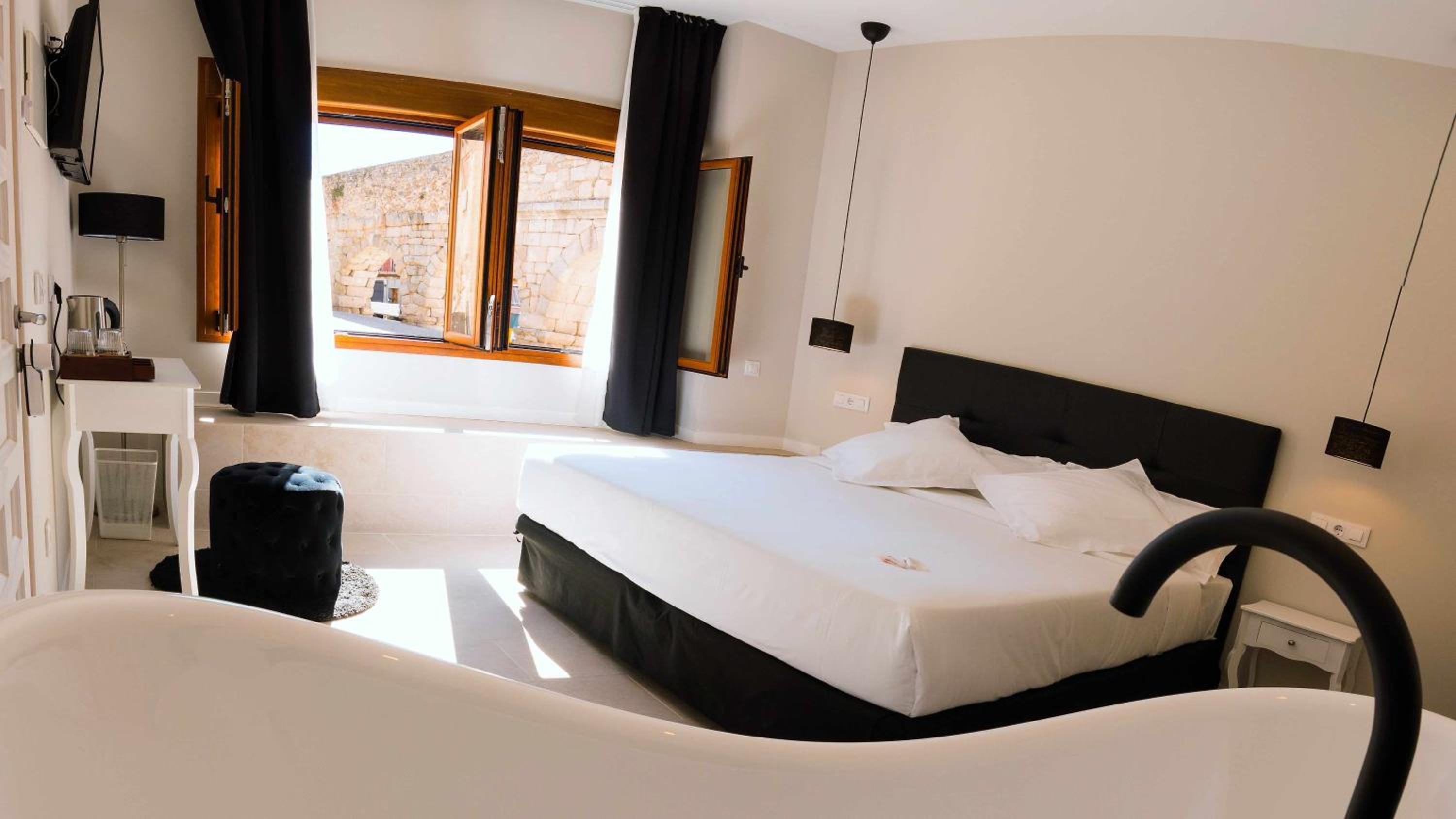 Deluxe Double Room with Bath - Photo 1