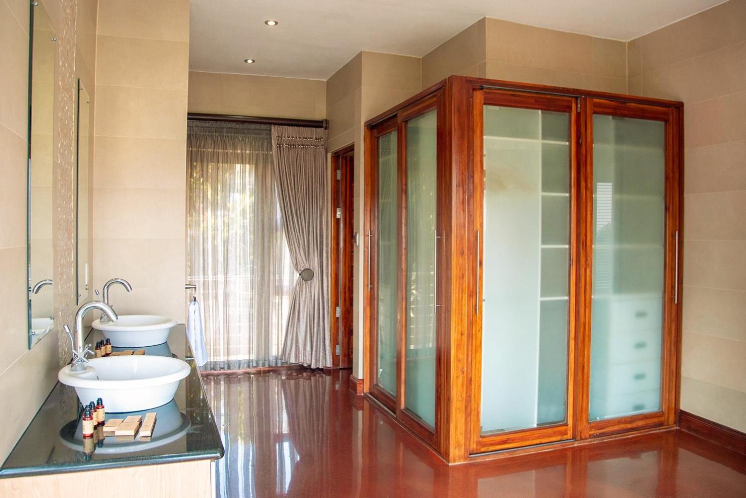 Superior King Room - Photo 6