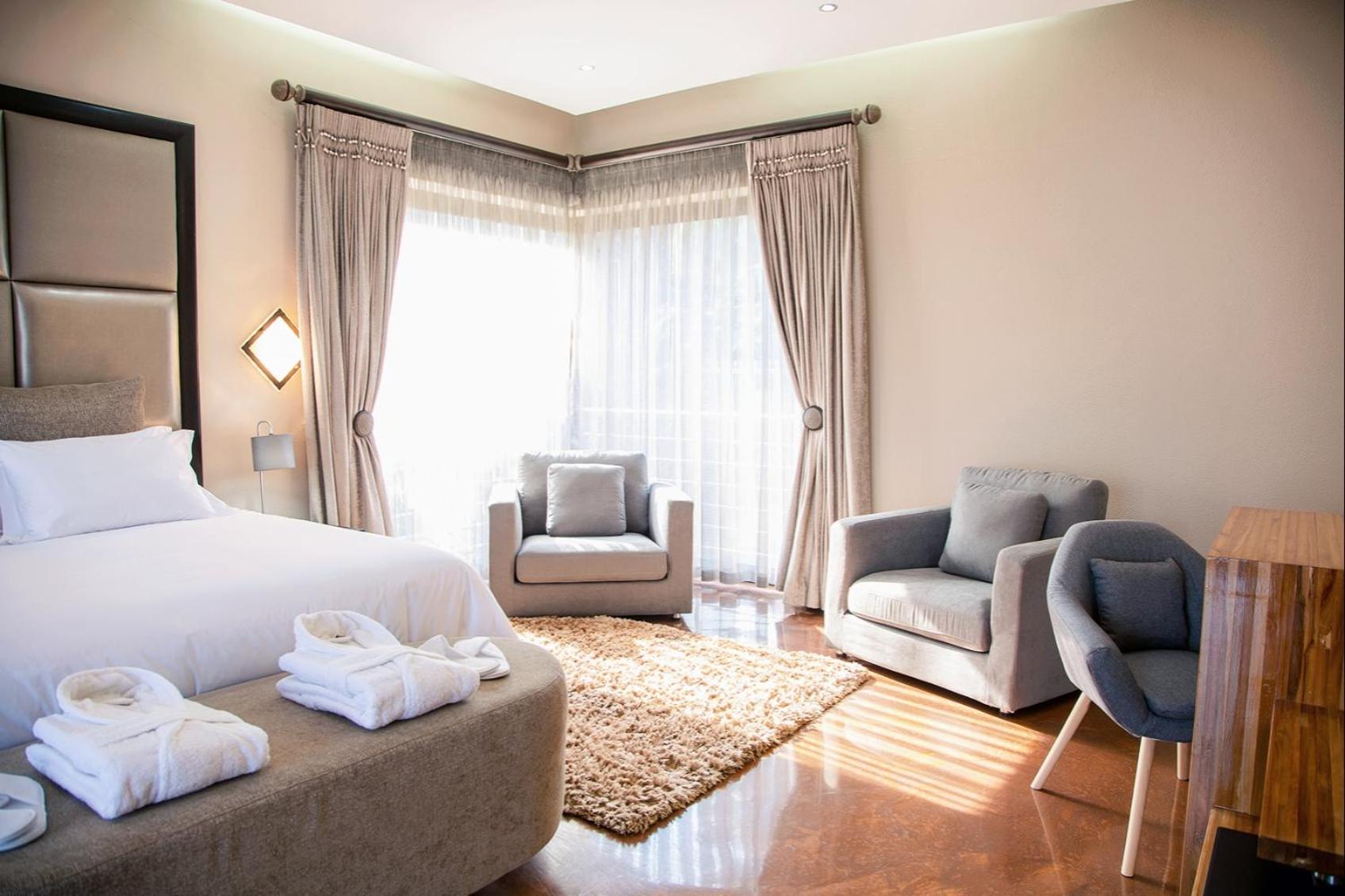 Superior King Room - Photo 8