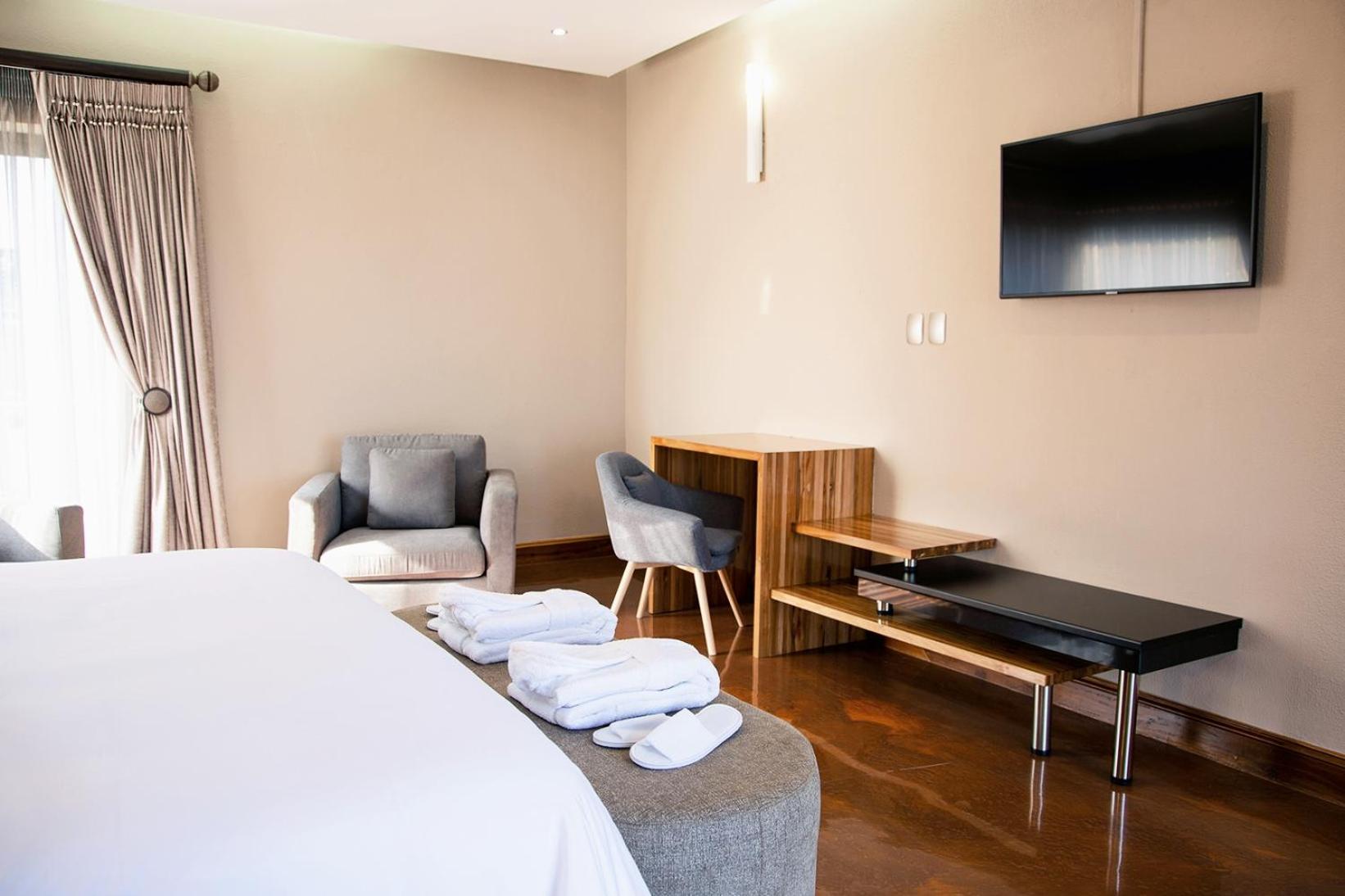 Superior King Room - Photo 4