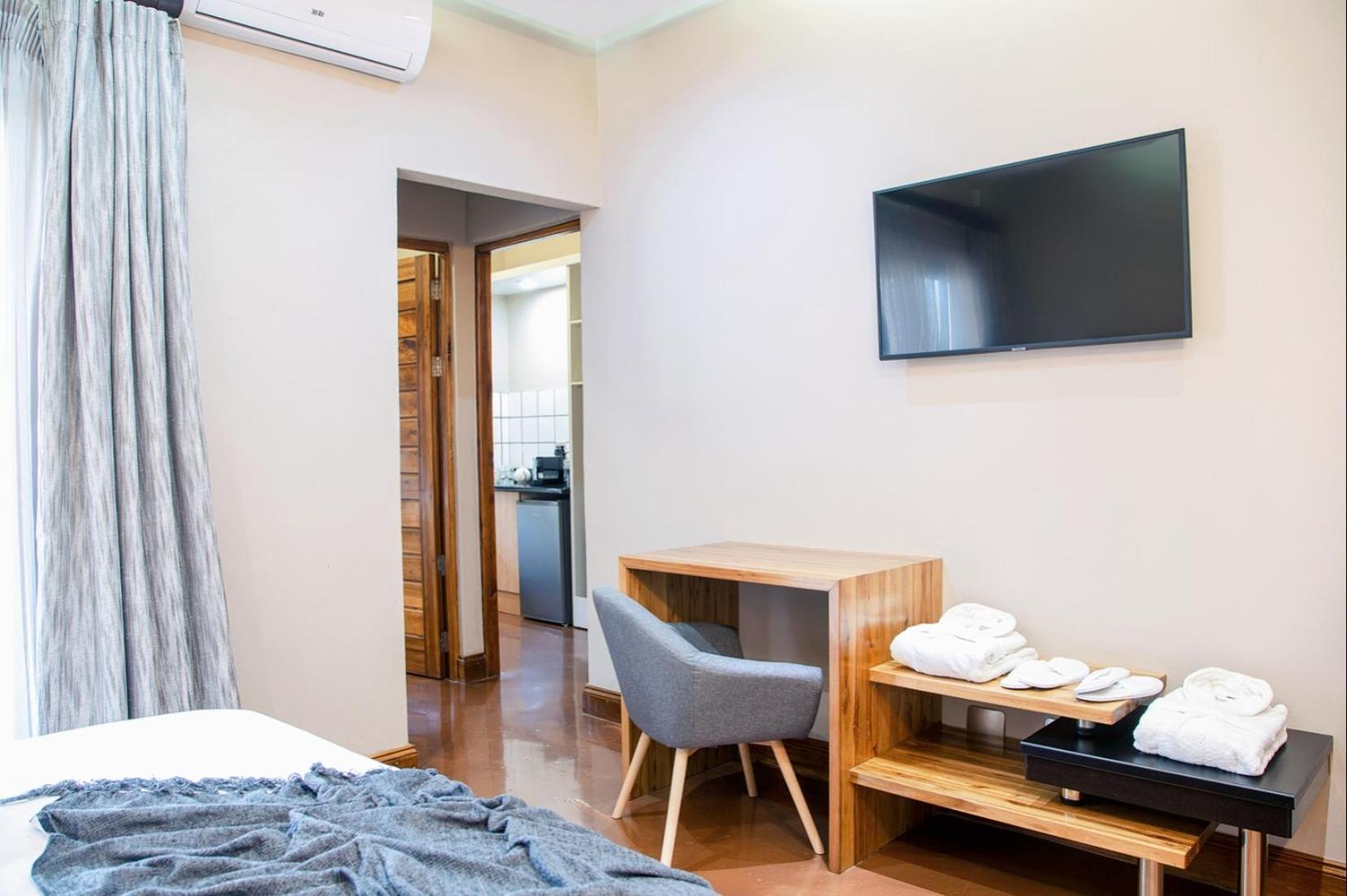 Deluxe Double Room with Balcony - Photo 5
