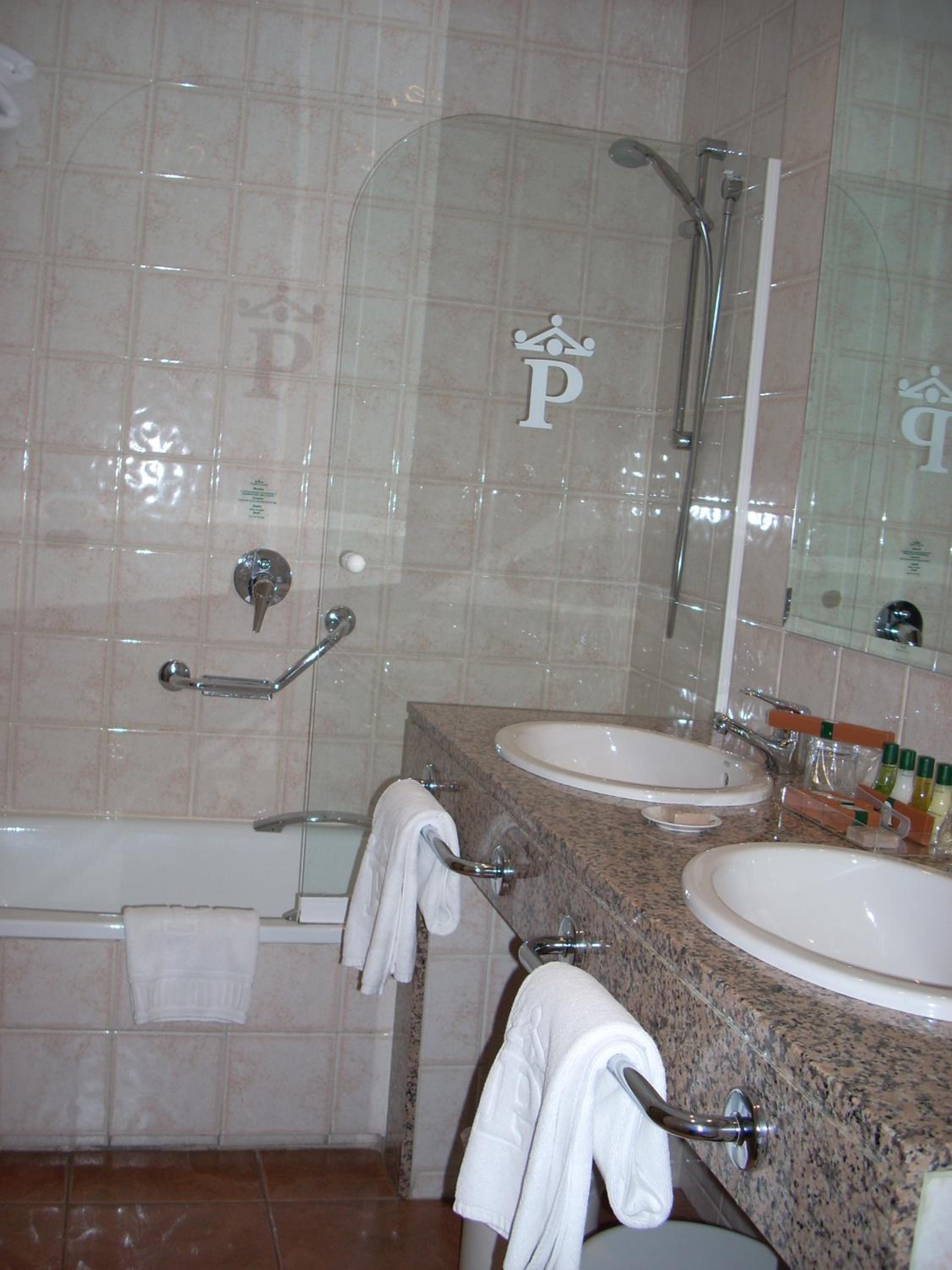 Standard Double Room (2 Adults + 1 Child) - Photo 6