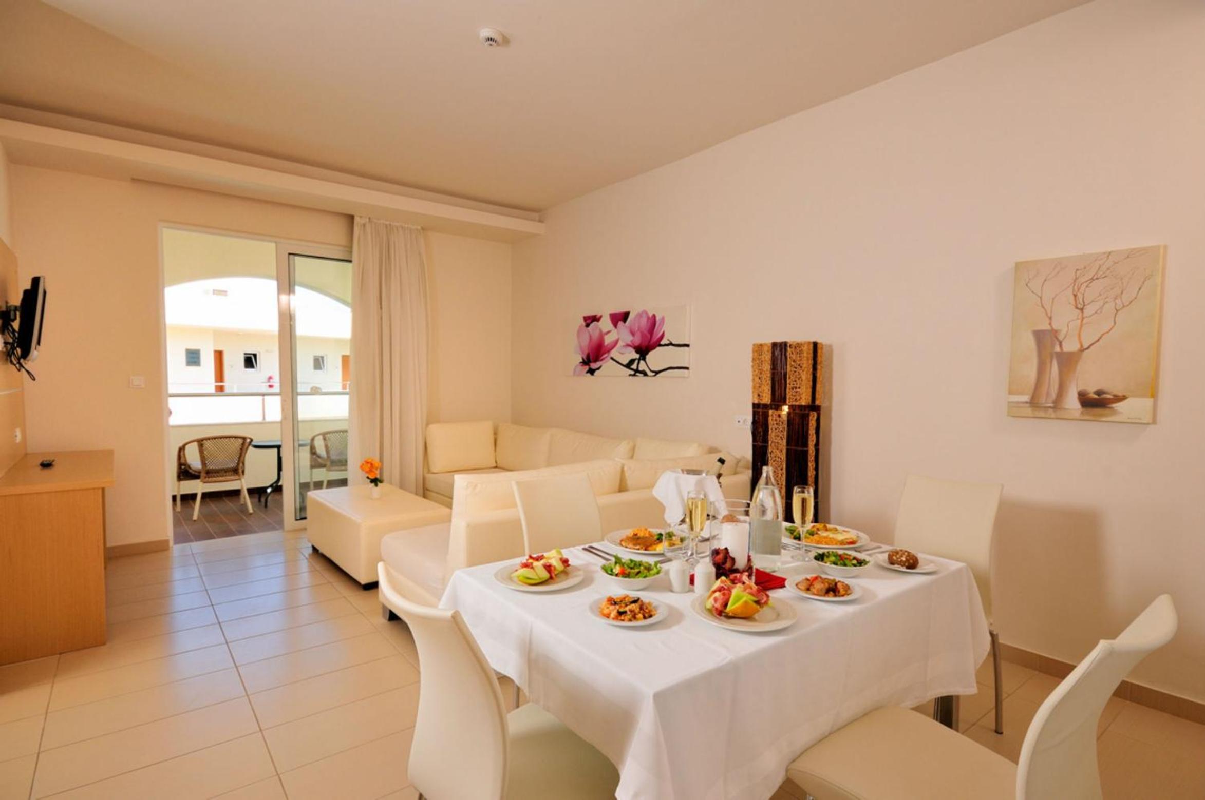 Family Suite with Side Sea View - Photo 5
