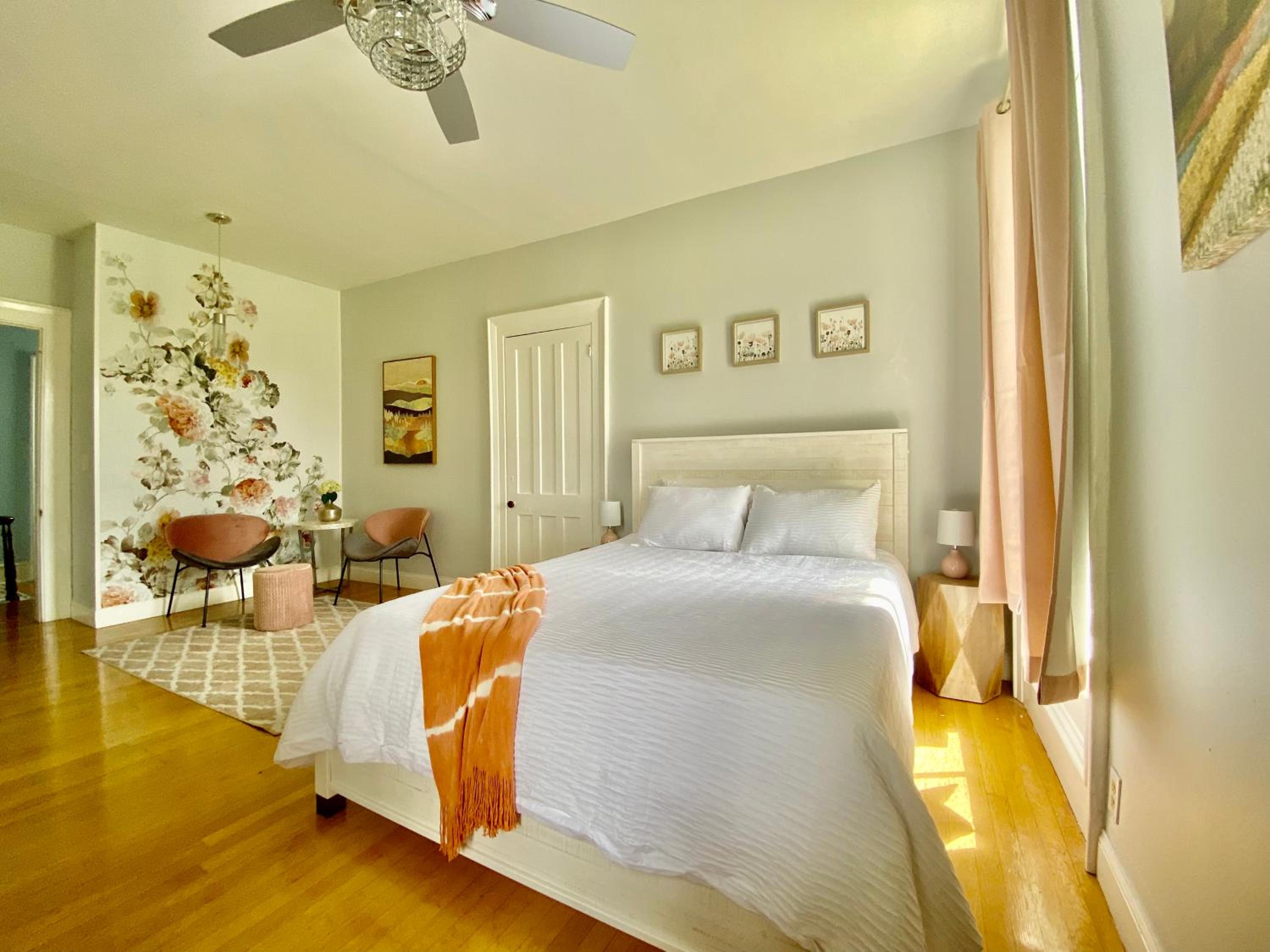 Queen Room photo 1
