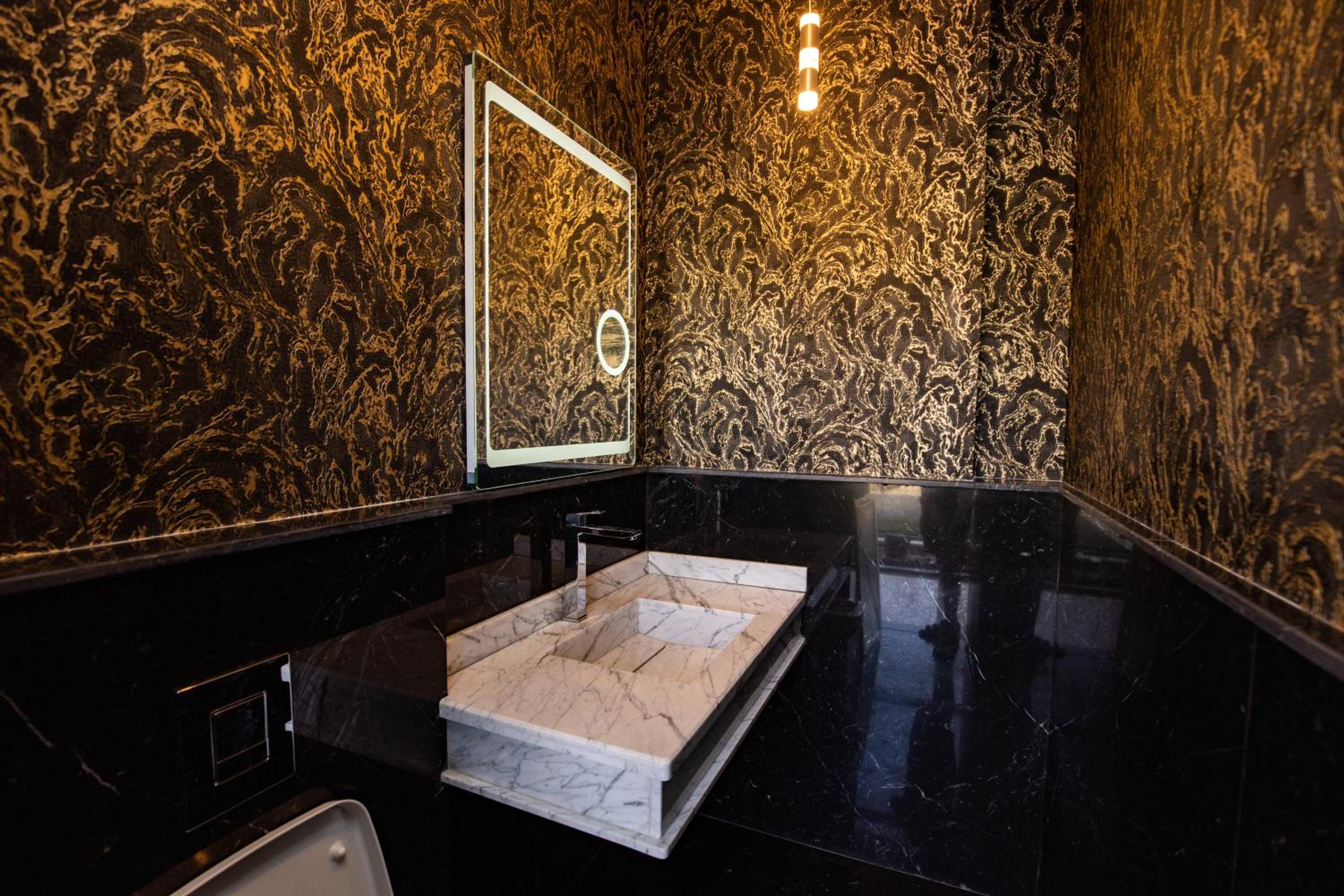 Deluxe Queen Room - Photo 11