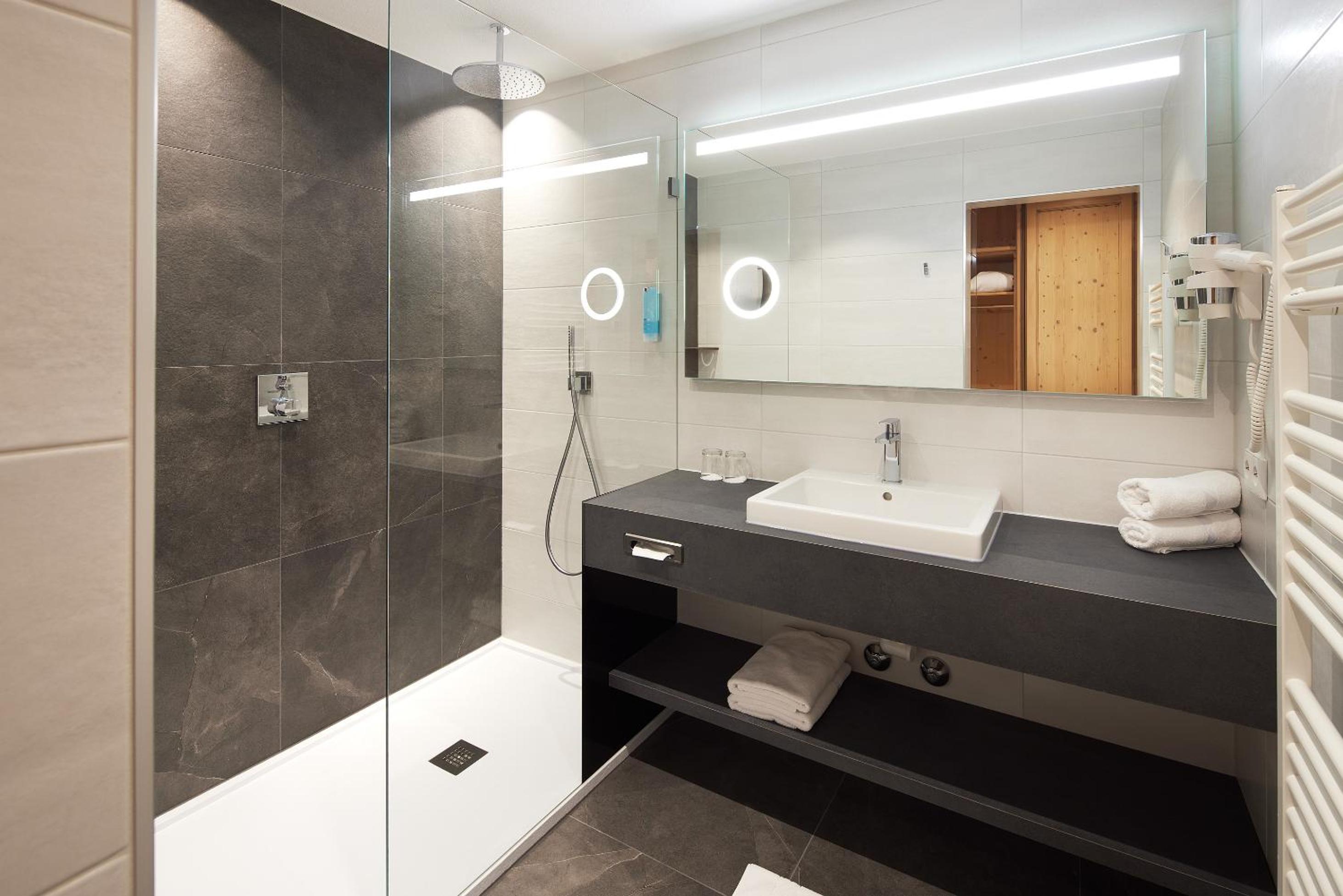 Junior Suite with Balcony - Photo 2