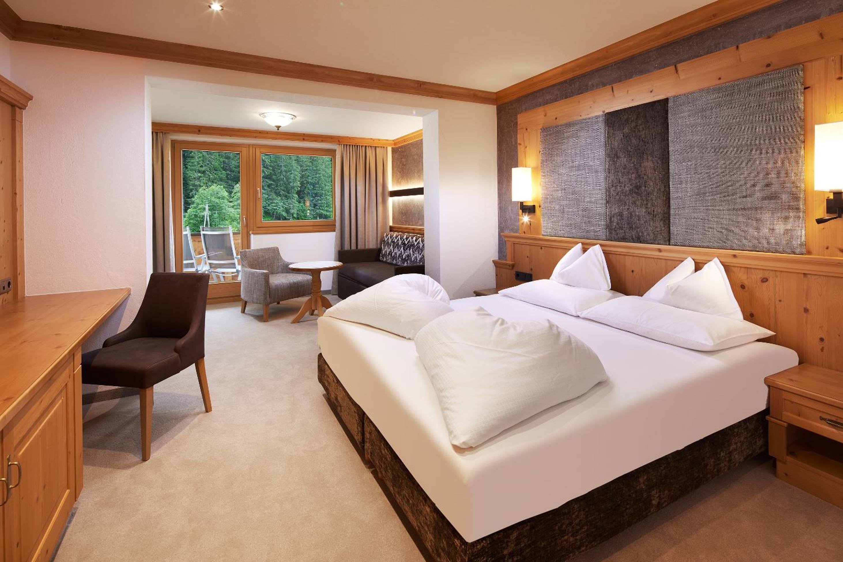 Junior Suite with Balcony - Photo 1