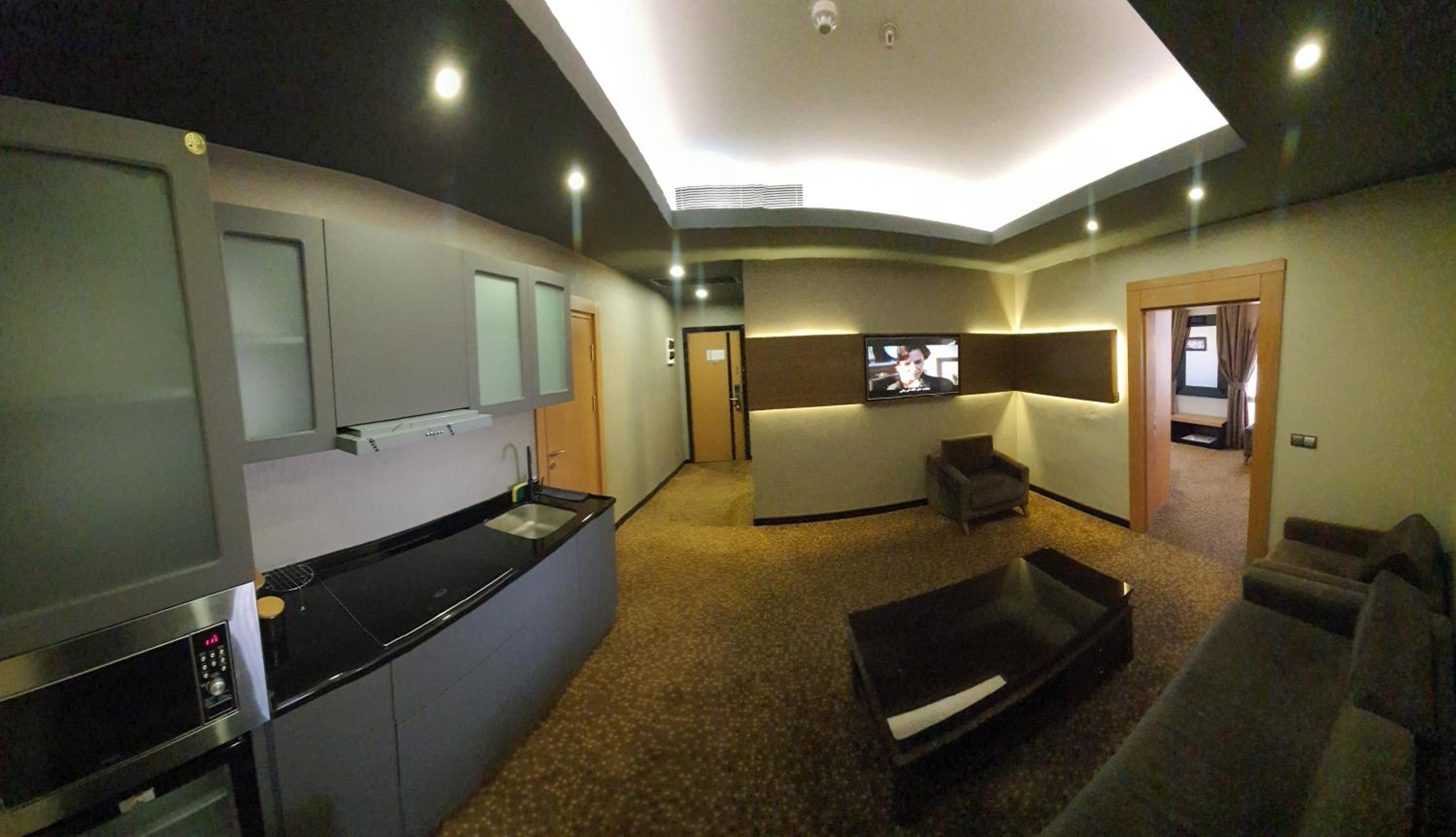One-Bedroom Suite - Photo 6