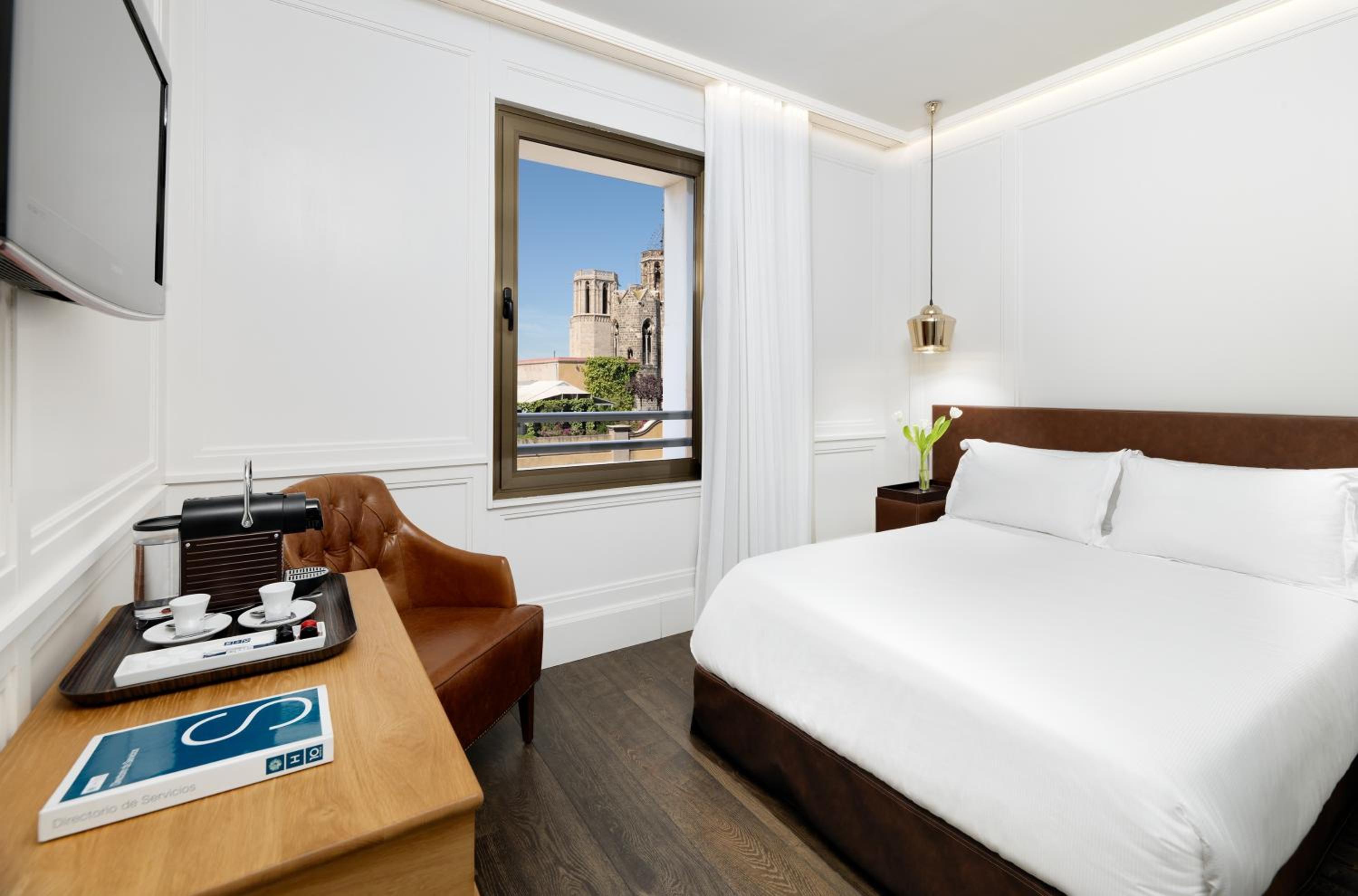 Double Room with City View thumbnail 5