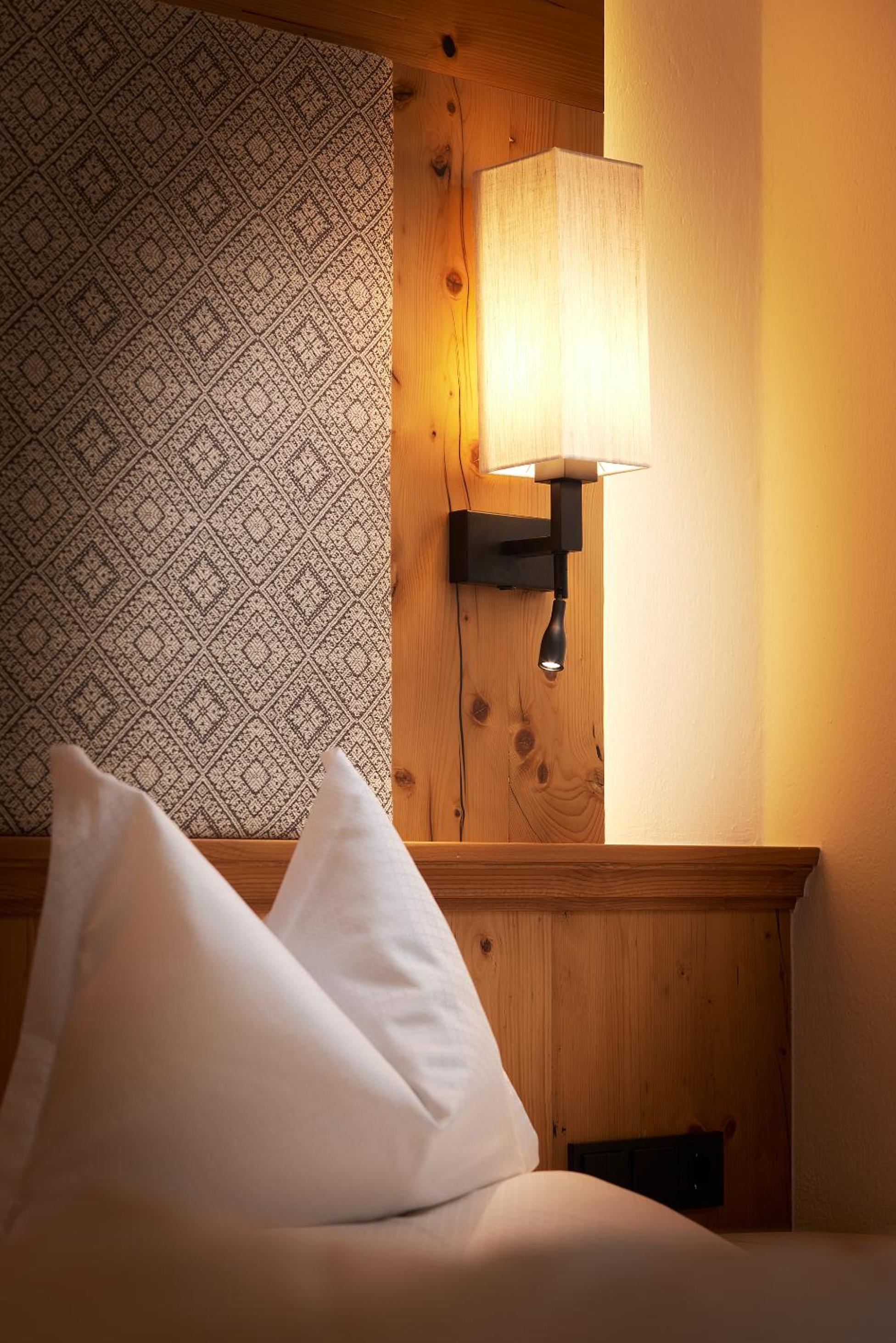 Junior Suite with Balcony - Photo 3
