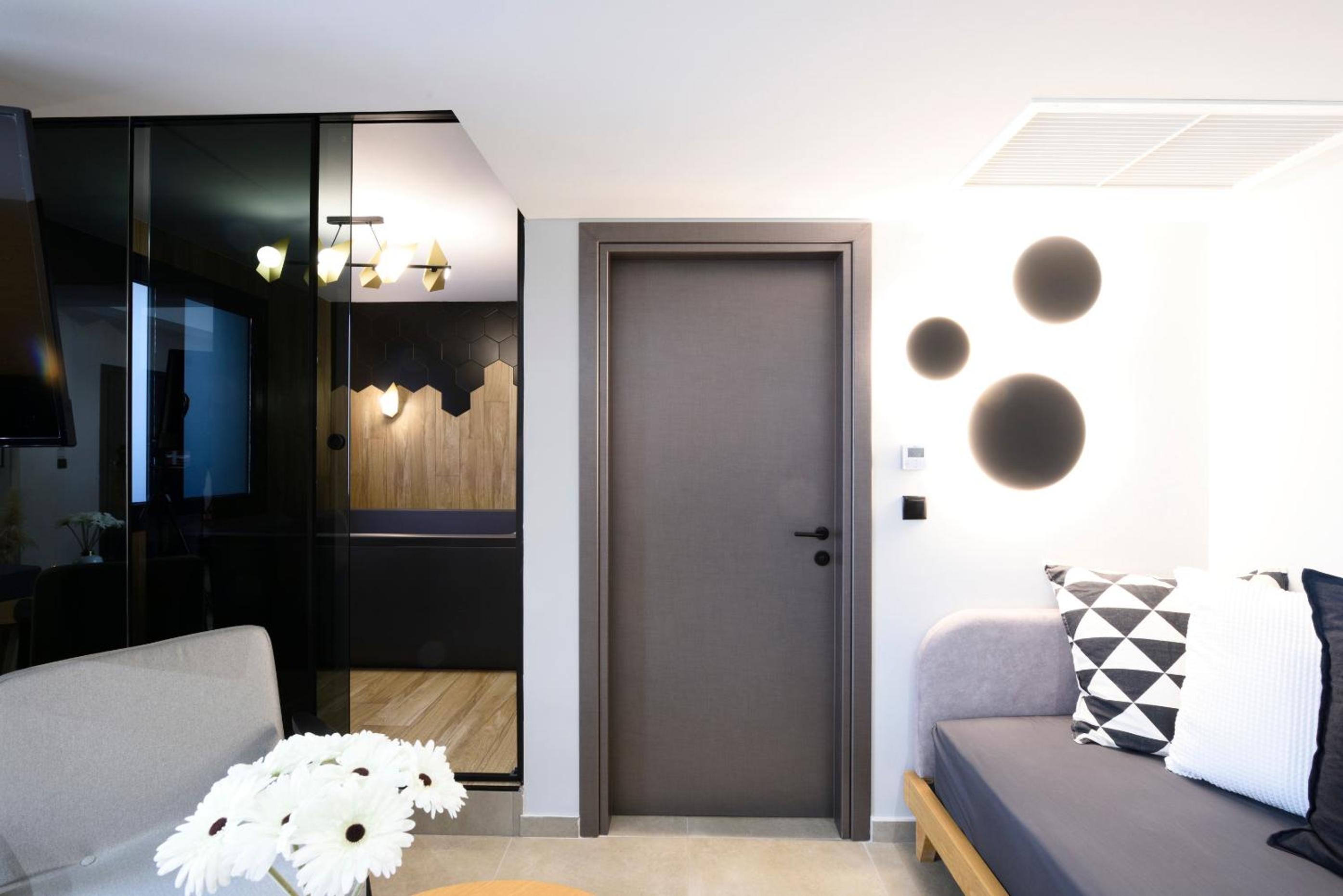  Luxury Suite with Hot tub and White Tower View  - Photo 4