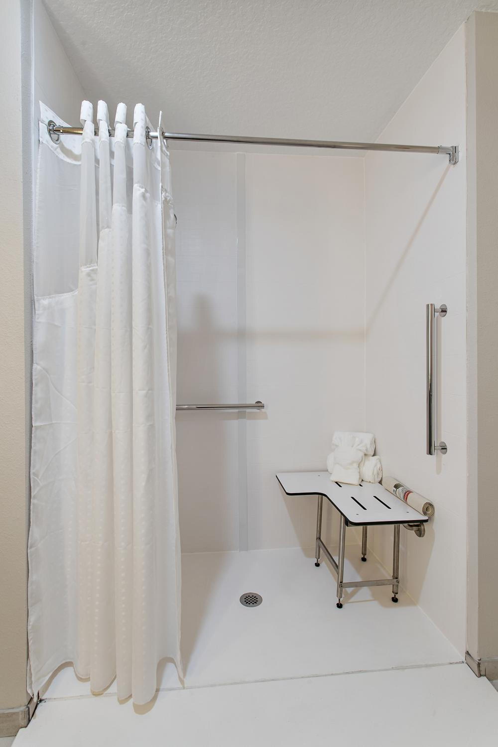Standard King Room with Roll-In Shower - Communications Access - Photo 4
