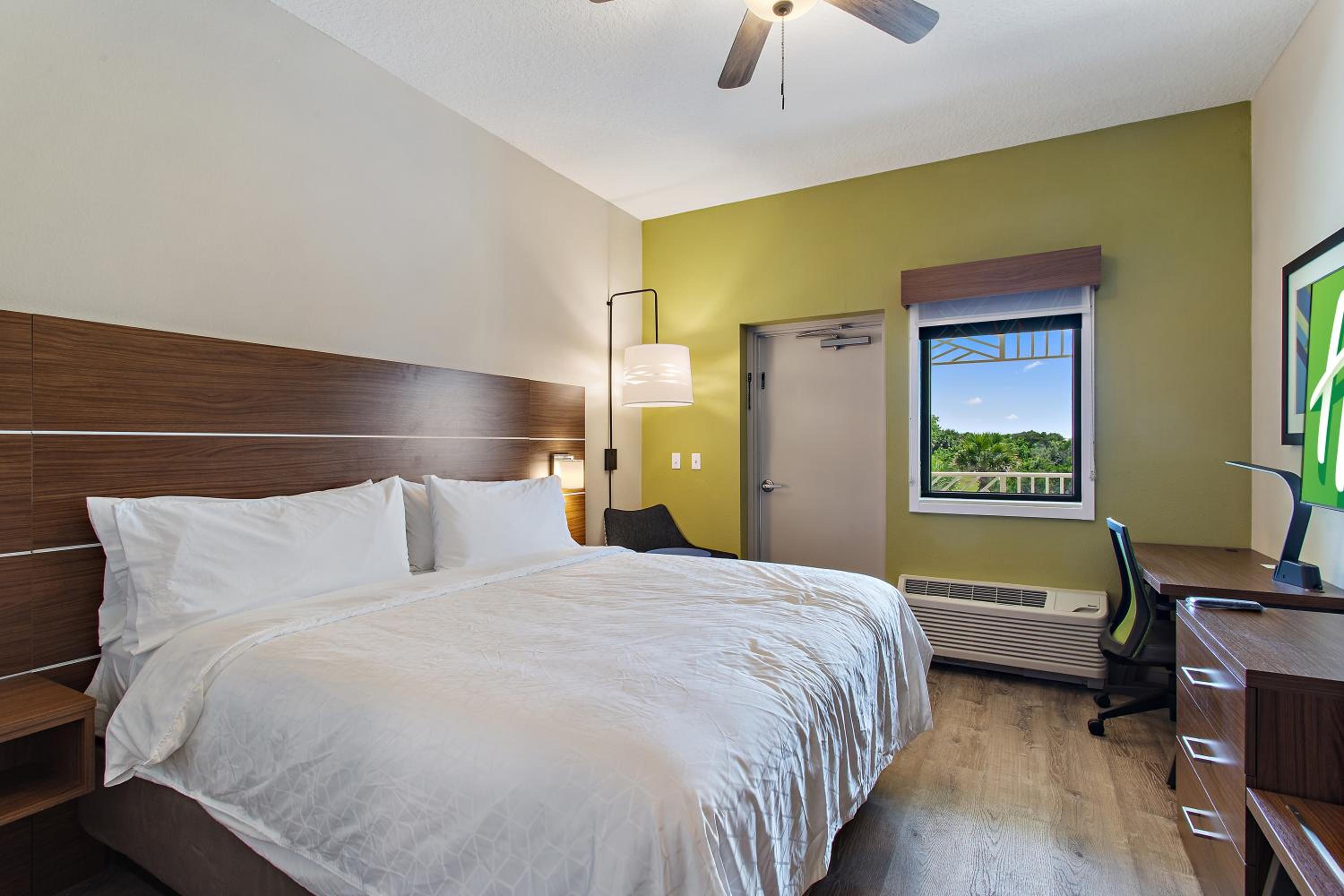 Standard King Room - Photo 5