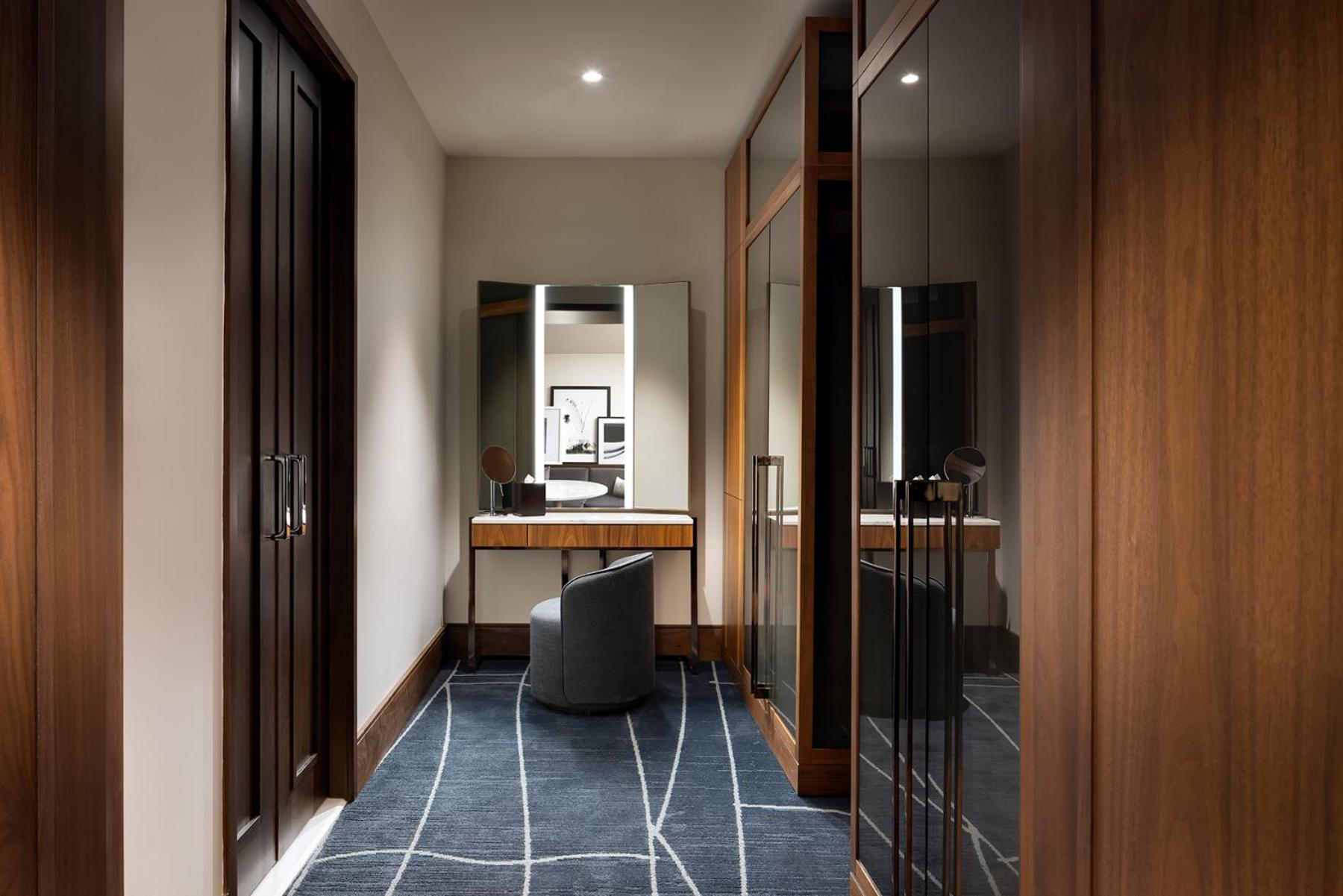 One-Bedroom Corner Suite thumbnail 6