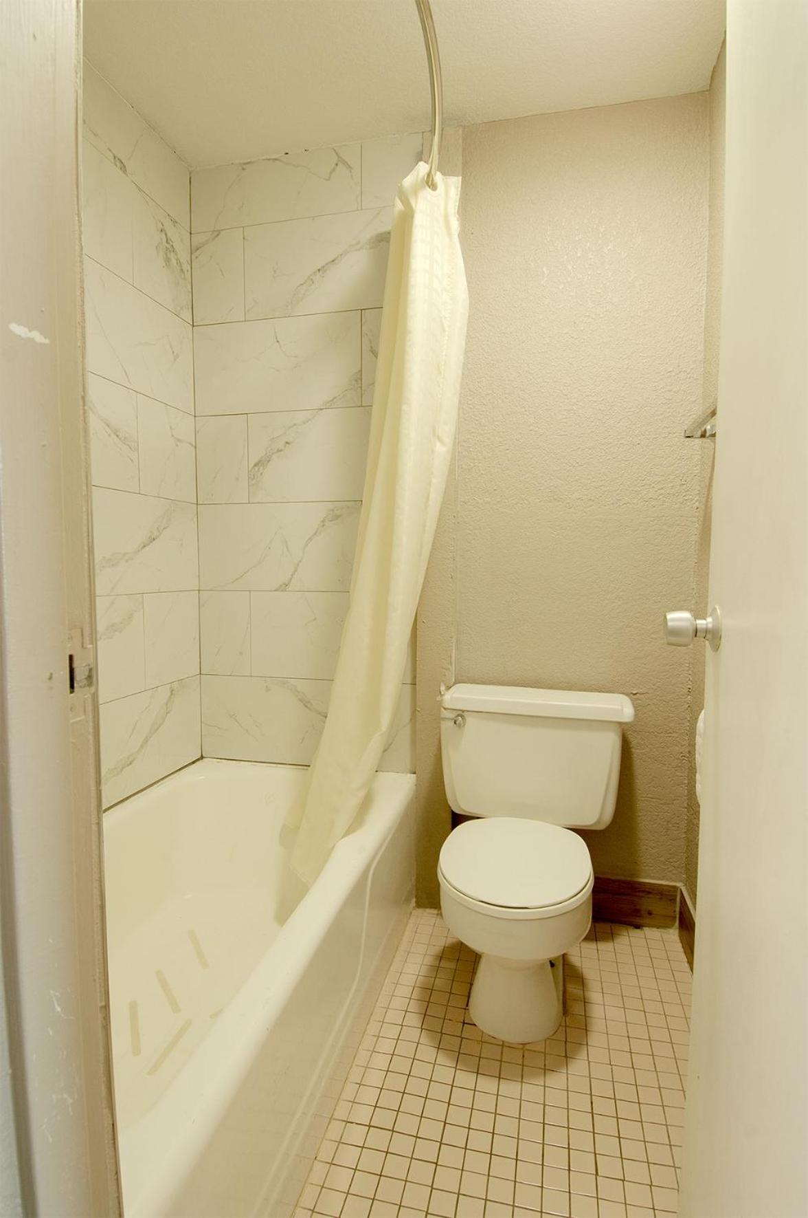 Single Room with Bathroom photo 2