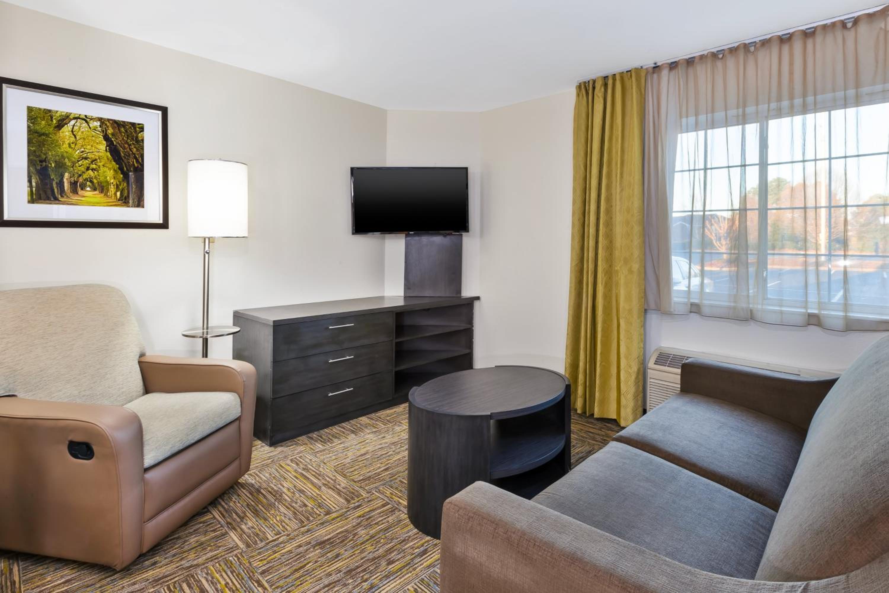 One-Bedroom Queen Suite - Photo 3