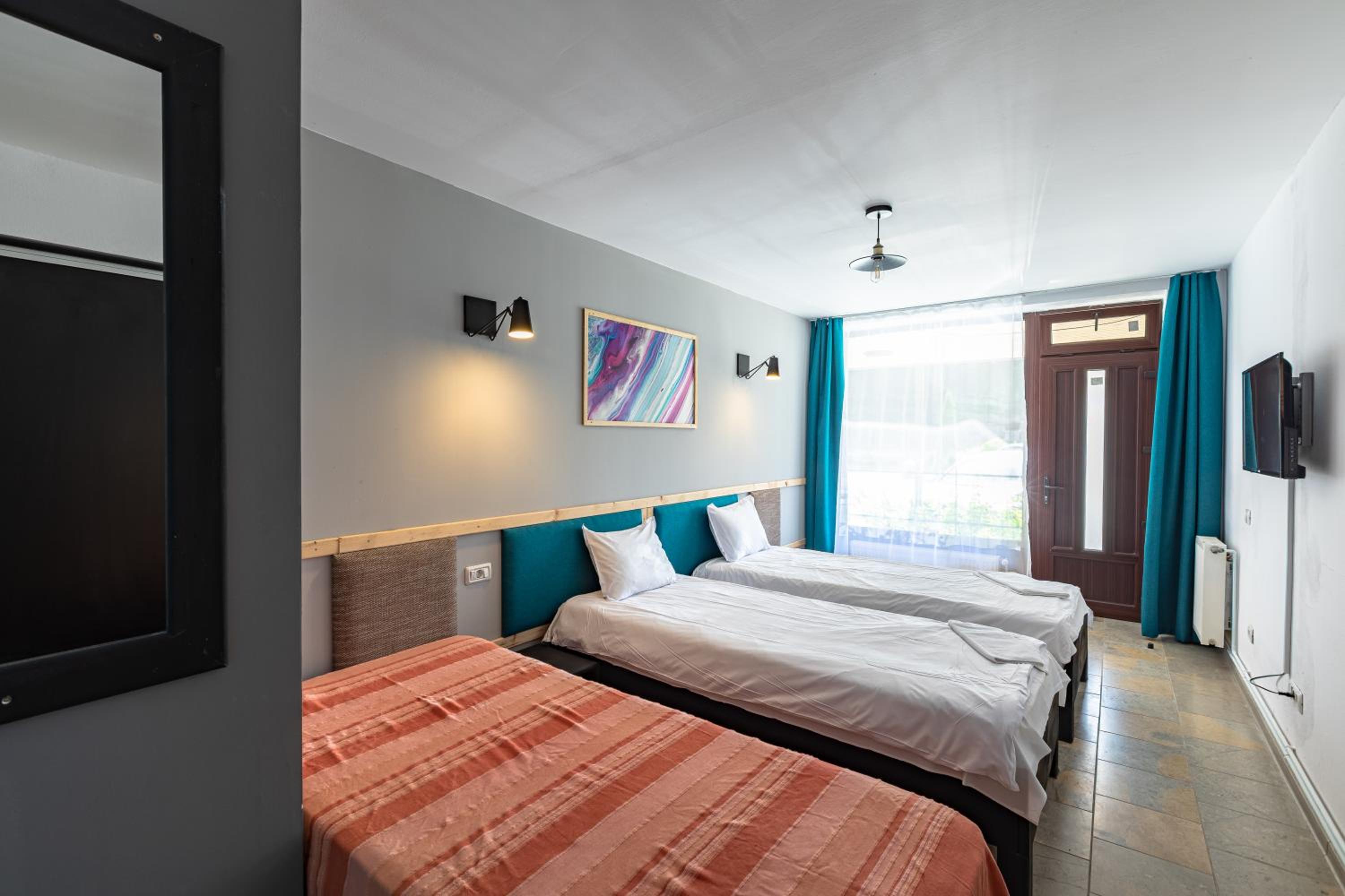 Standard ground floor room photo 1