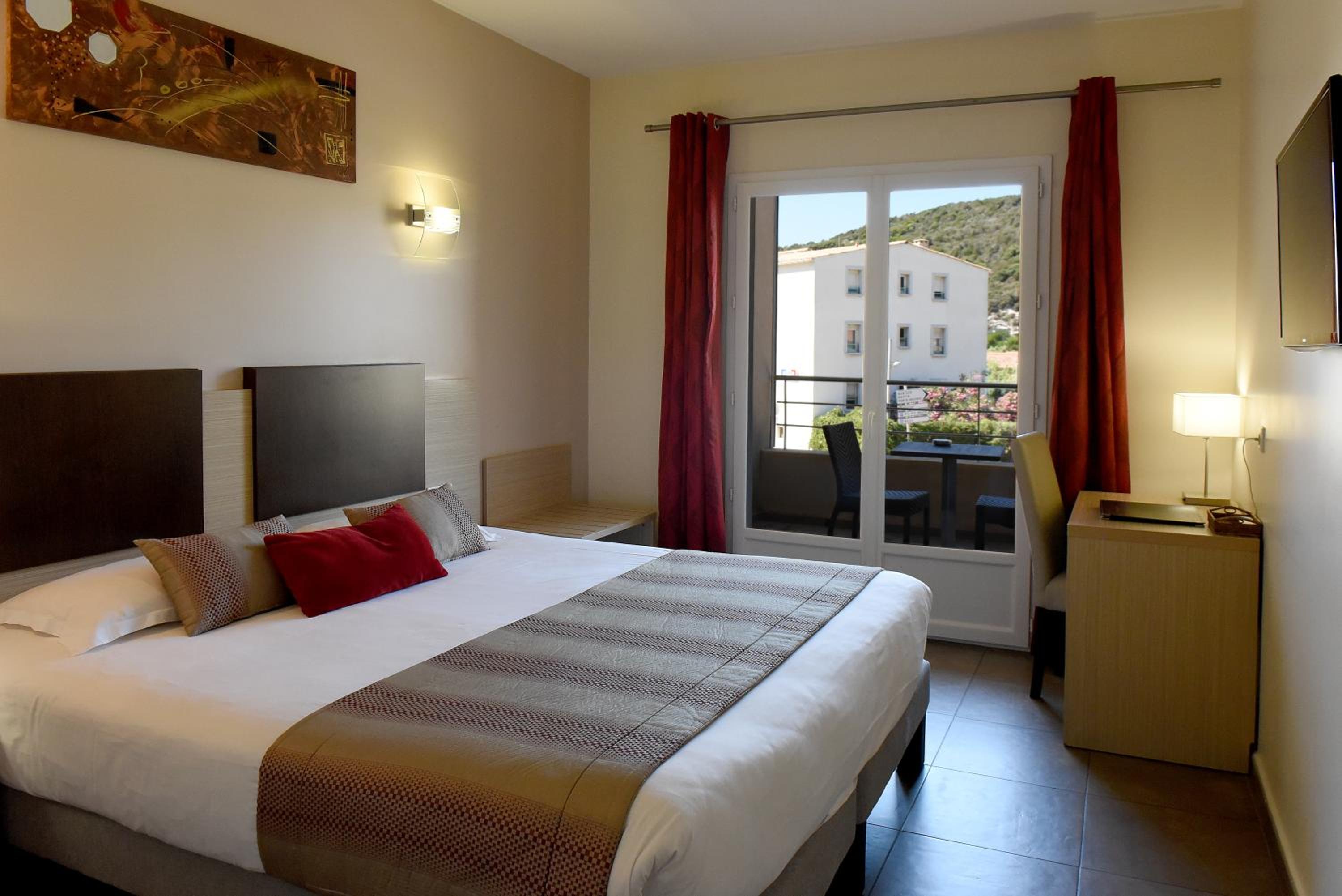 Double Room with Balcony - Photo 3