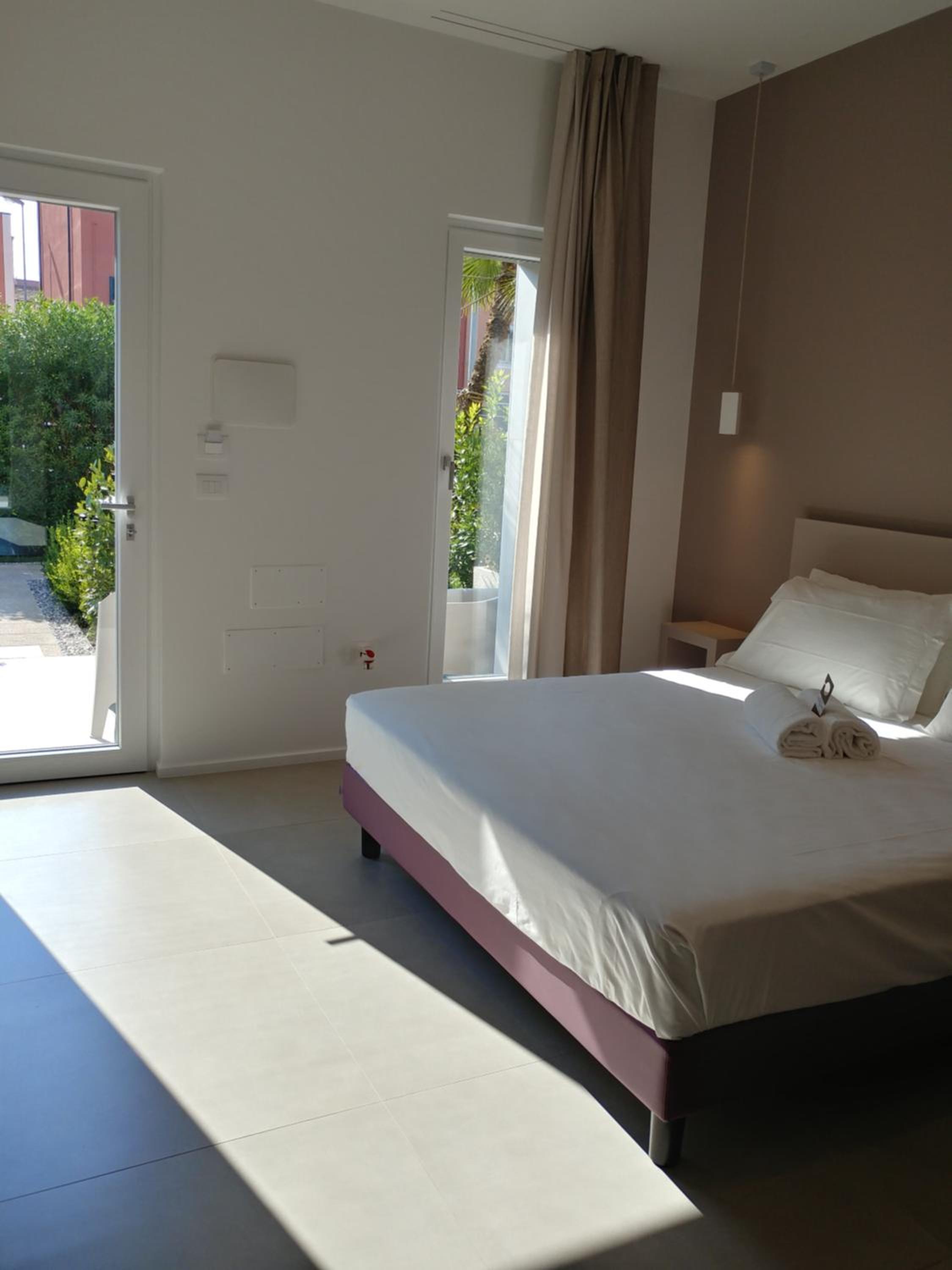Double Room with Patio - Photo 13