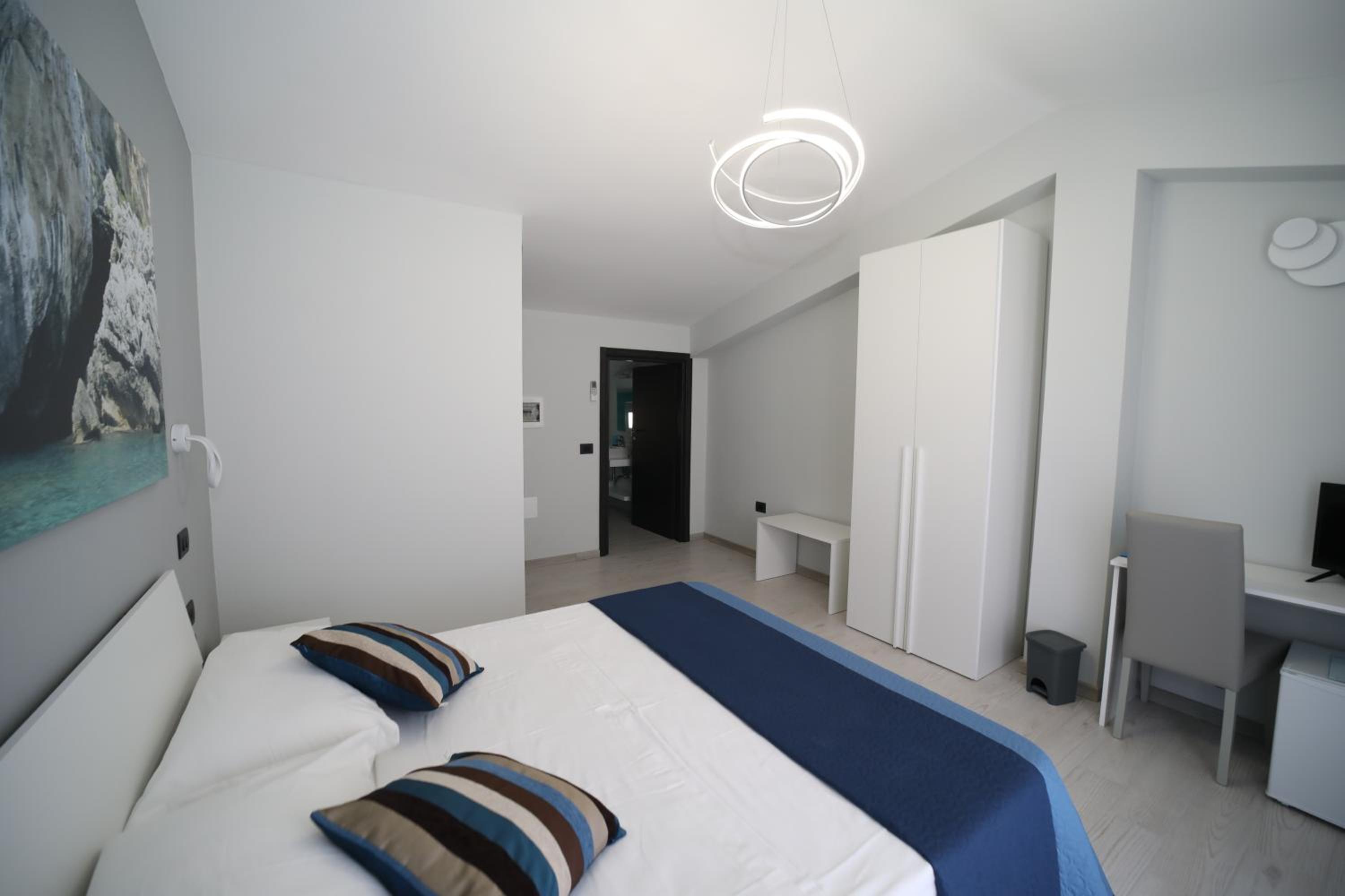 Deluxe Double Room with Balcony - Photo 5