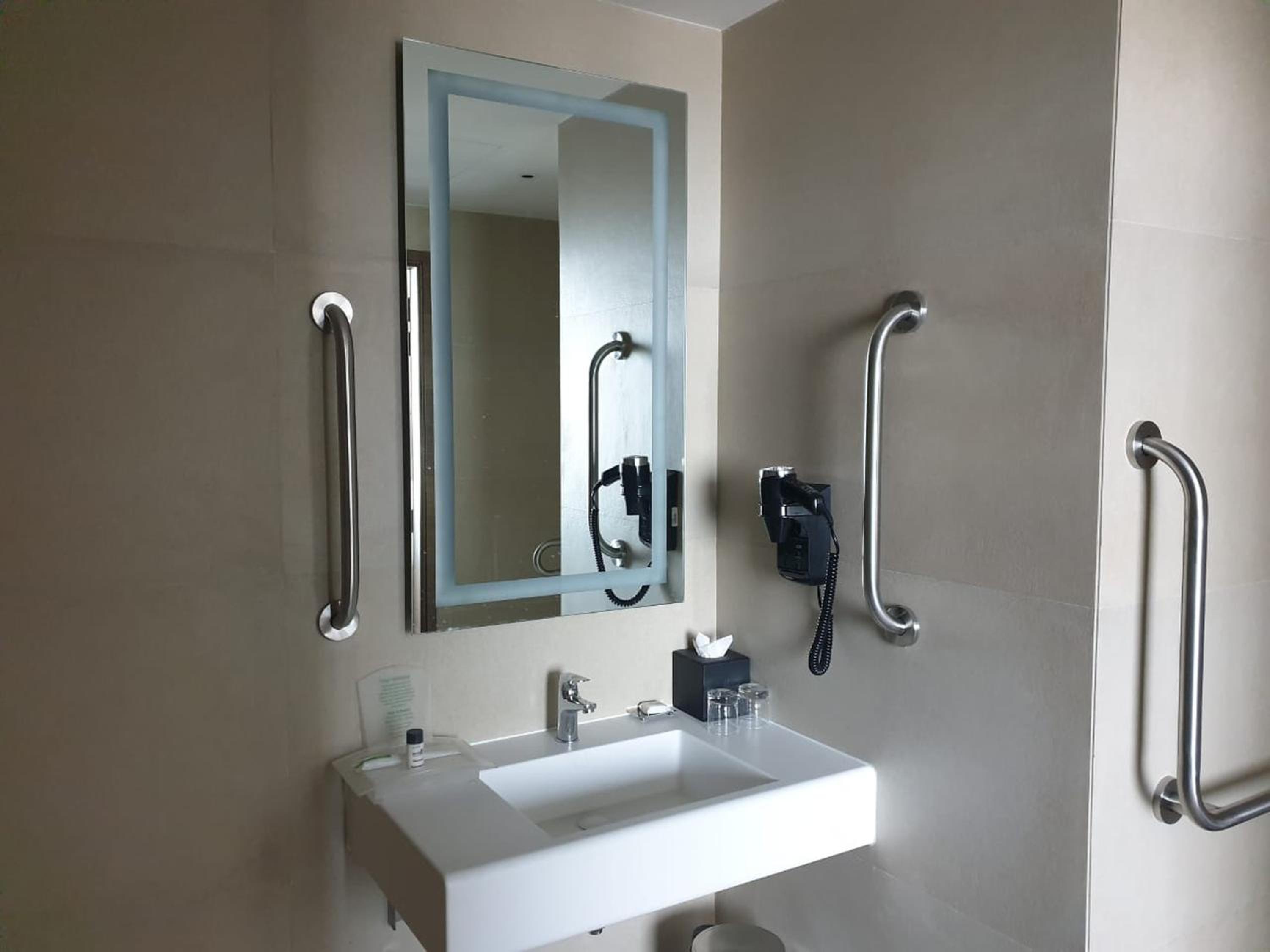 Premium King Room with Kitchenette with 25% discount on F&B and Laundry, 20% on Spa and Enjoy Buy One Get One at Viva Bar during Happy Hours (12 noon to 06:00 PM) - Photo 3