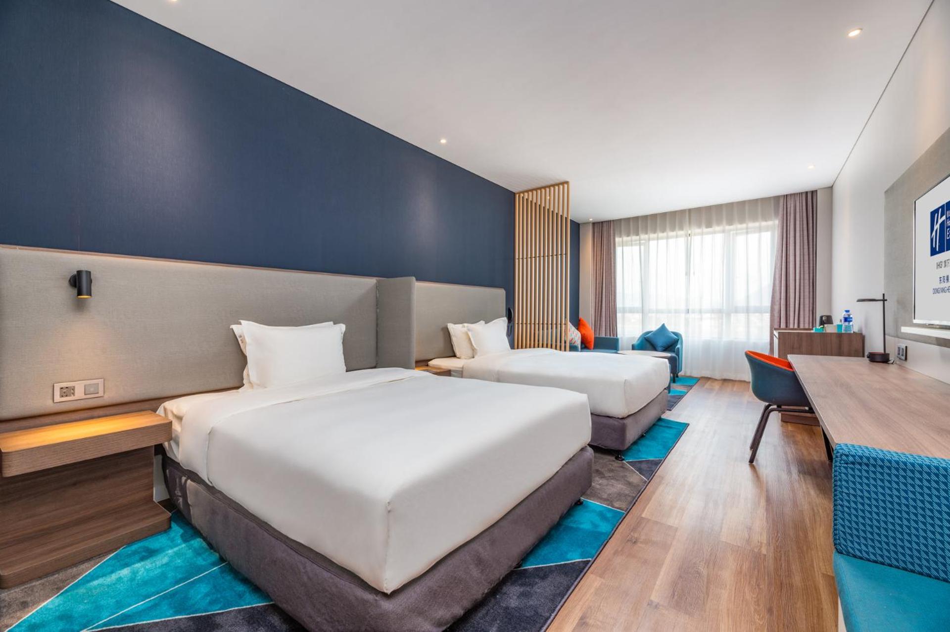 Standard Room with Two Queen Beds - Photo 3