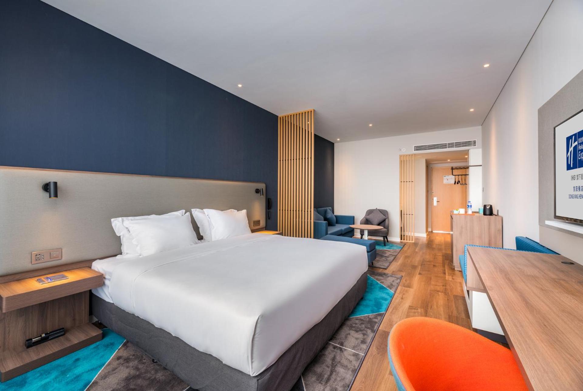 Standard King Room with Extra Floor Space - Photo 2