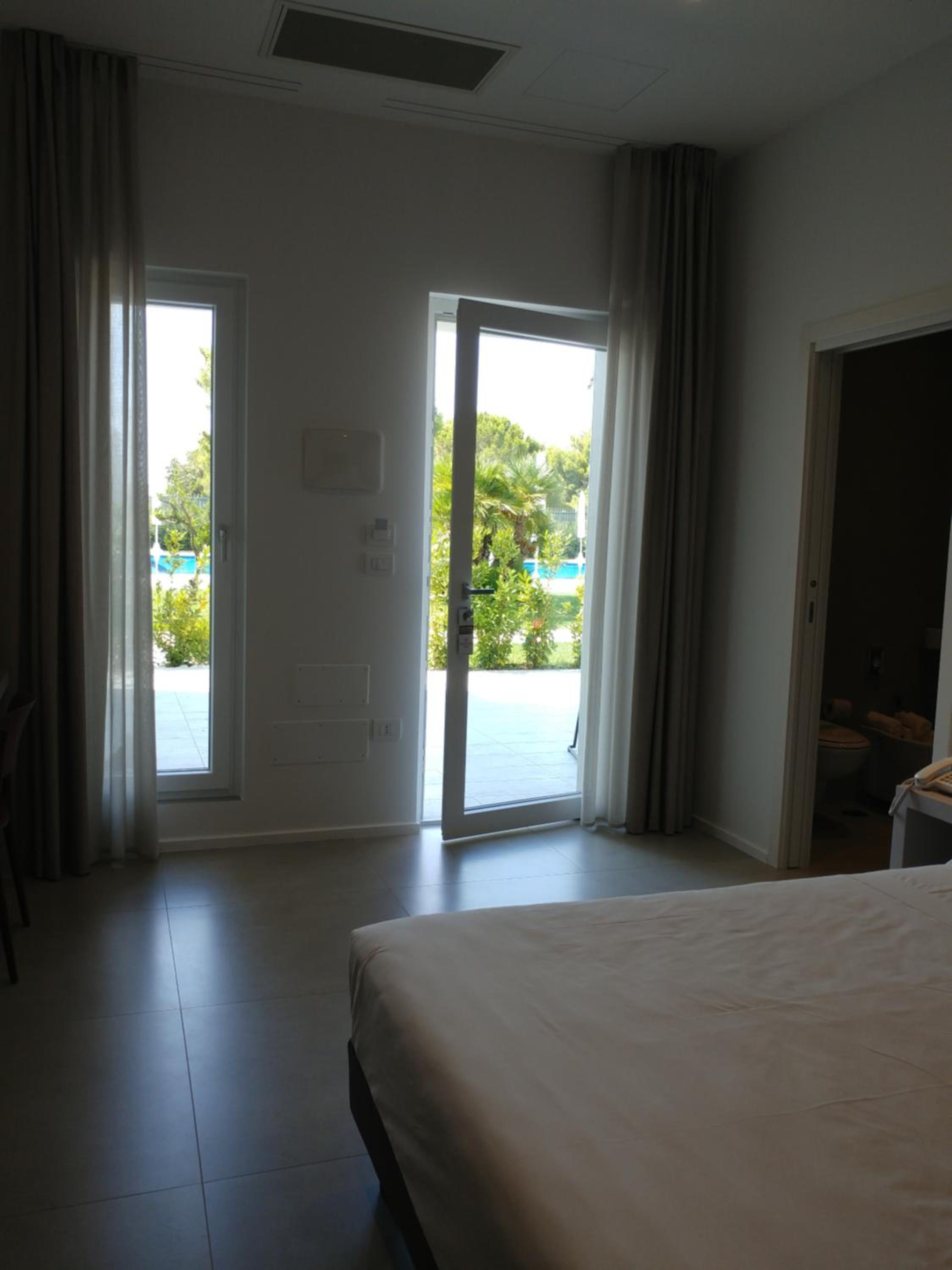 King Room with Pool View - Photo 10